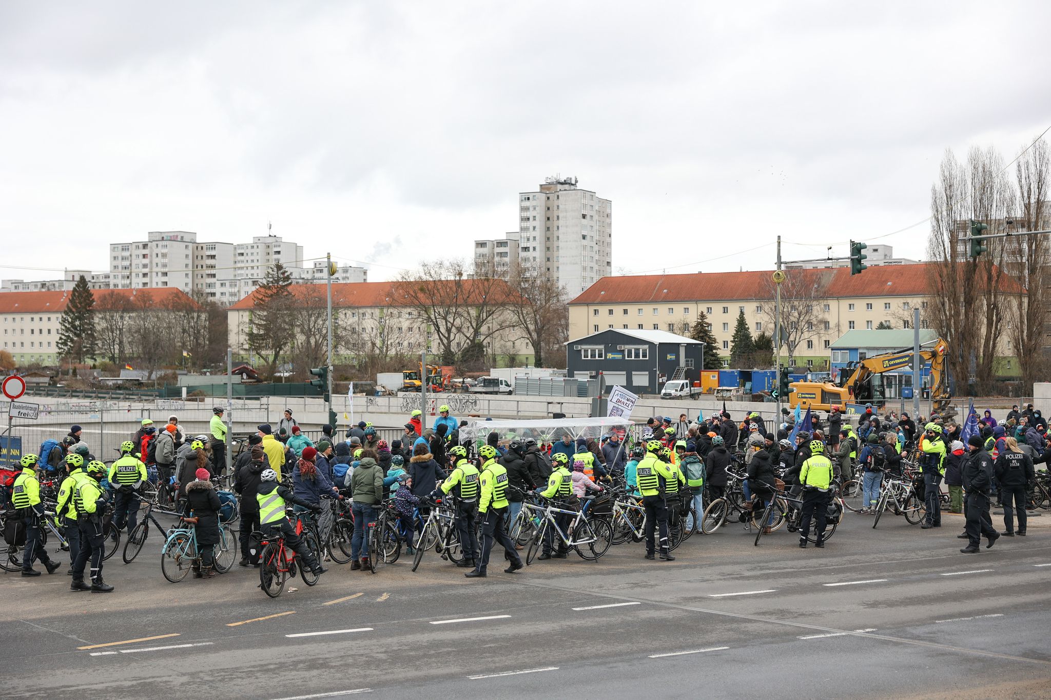 Teilnehmer einer Fahrrad-Demo gegen den Weiterbau der A100 bis zur Storkower Straße treffen sich.