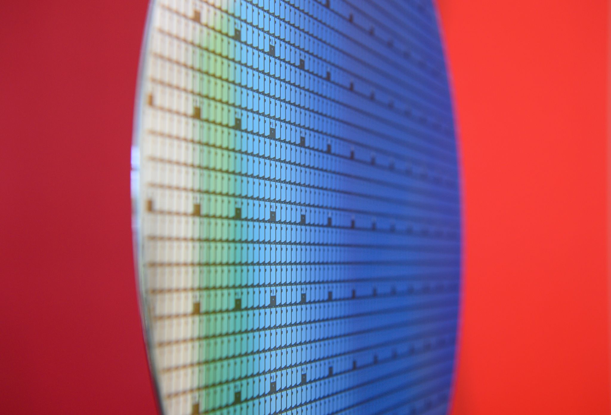 Ein 300-Millimeter-Wafer ist im Rahmen eines Presserundgangs in einer Halbleiterfabrik ausgestellt.