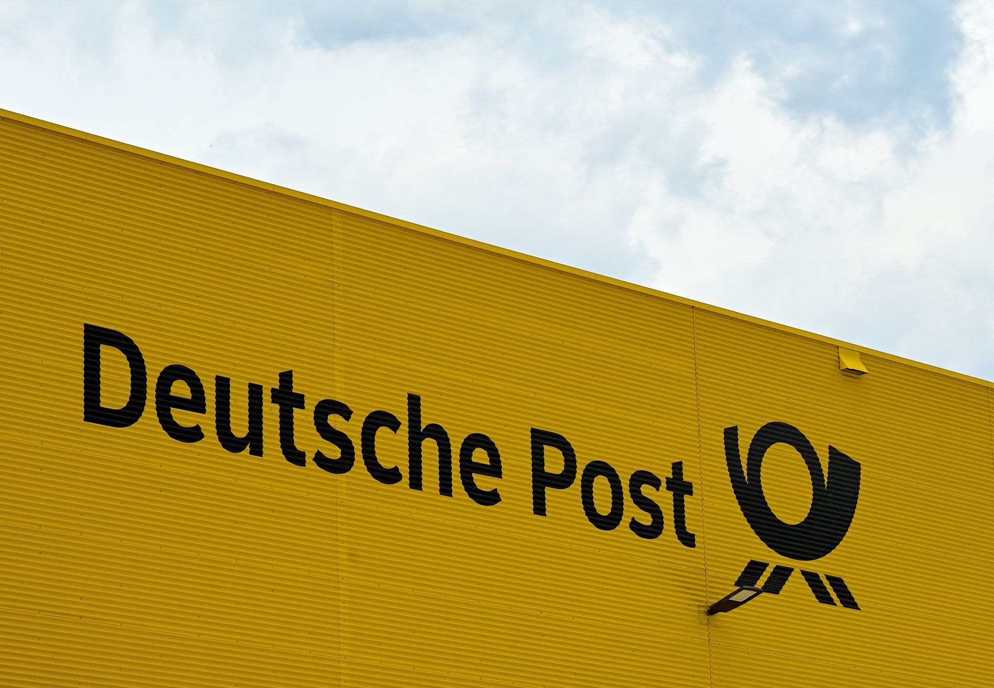 Das Logo Deutsche Post ist zu sehen.