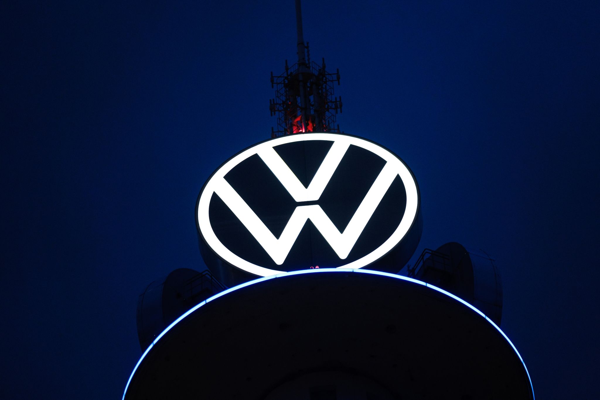 Das Volkswagen-Logo leuchtet.