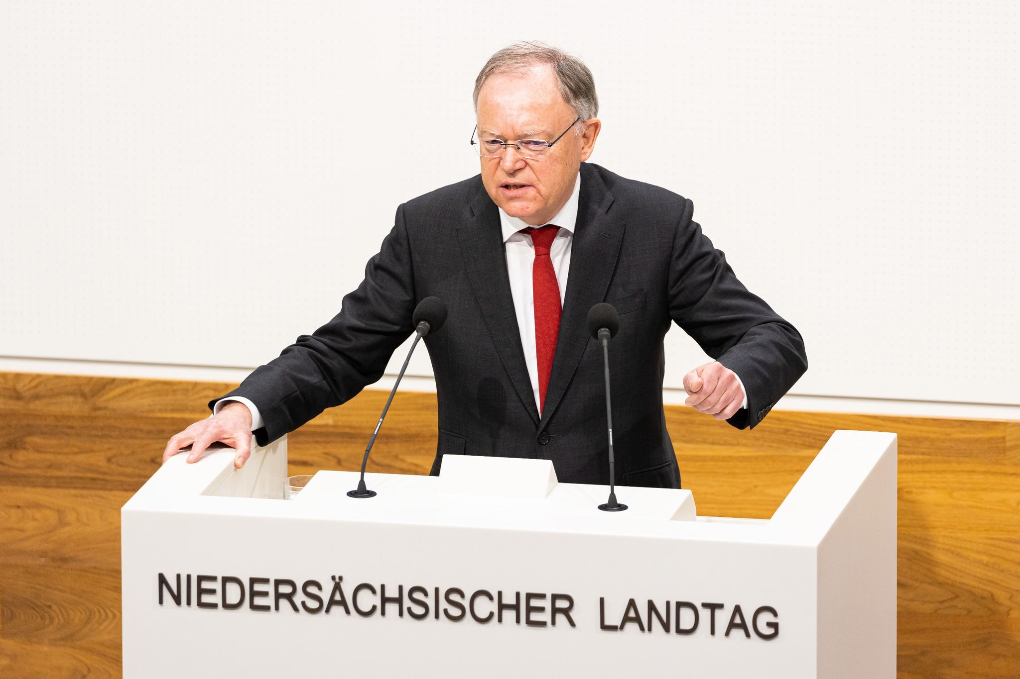 Stephan Weil (SPD), Ministerpräsident Niedersachsen, hält eine Rede im Landtag.