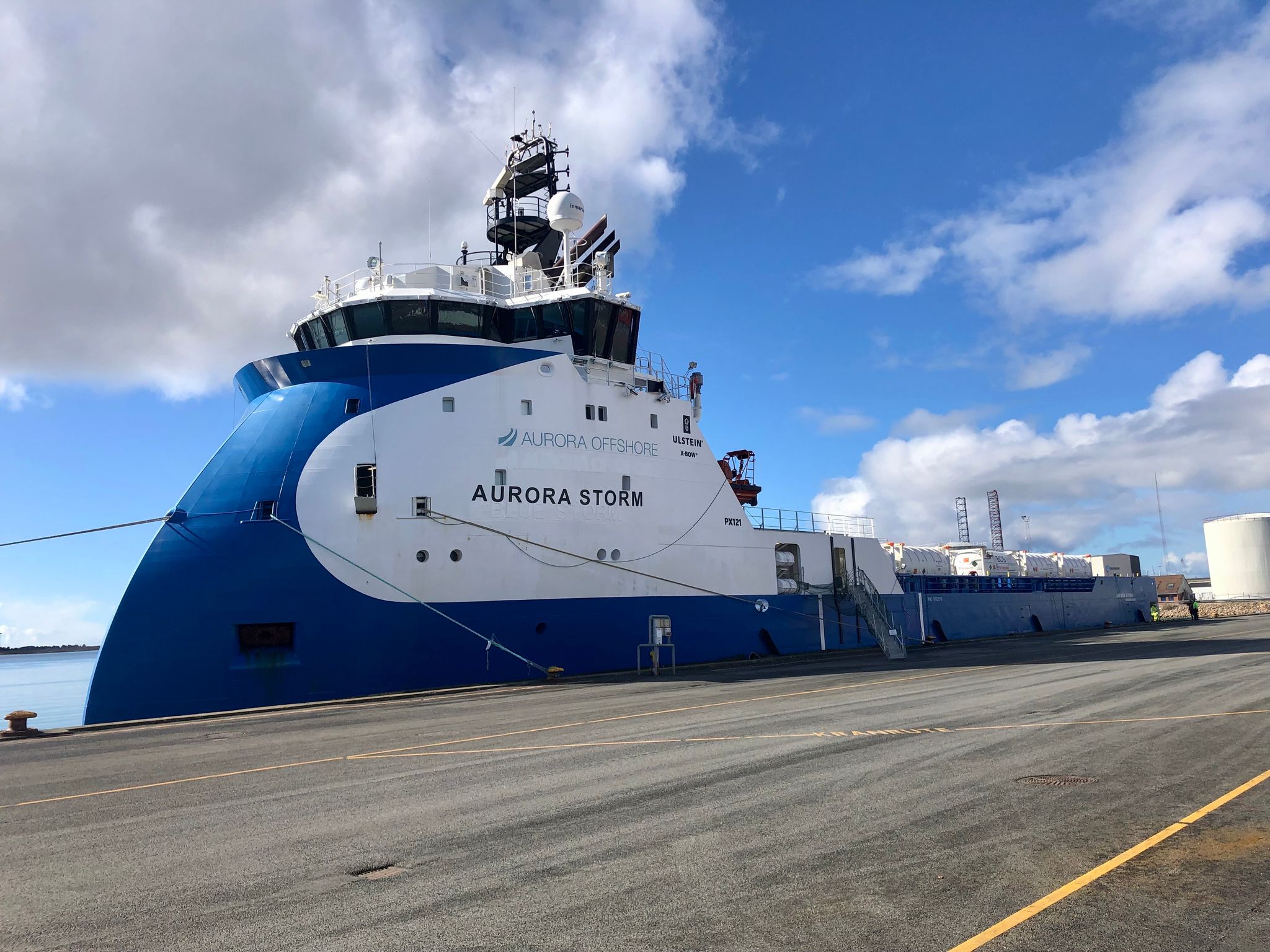 Die "Aurora Storm" liegt im Hafen. Das Schiff transportiert CO2 zur Offshore-Plattform Nini-West. Von dort wird es in das ausgeförderte Ölfeld eingespeist.