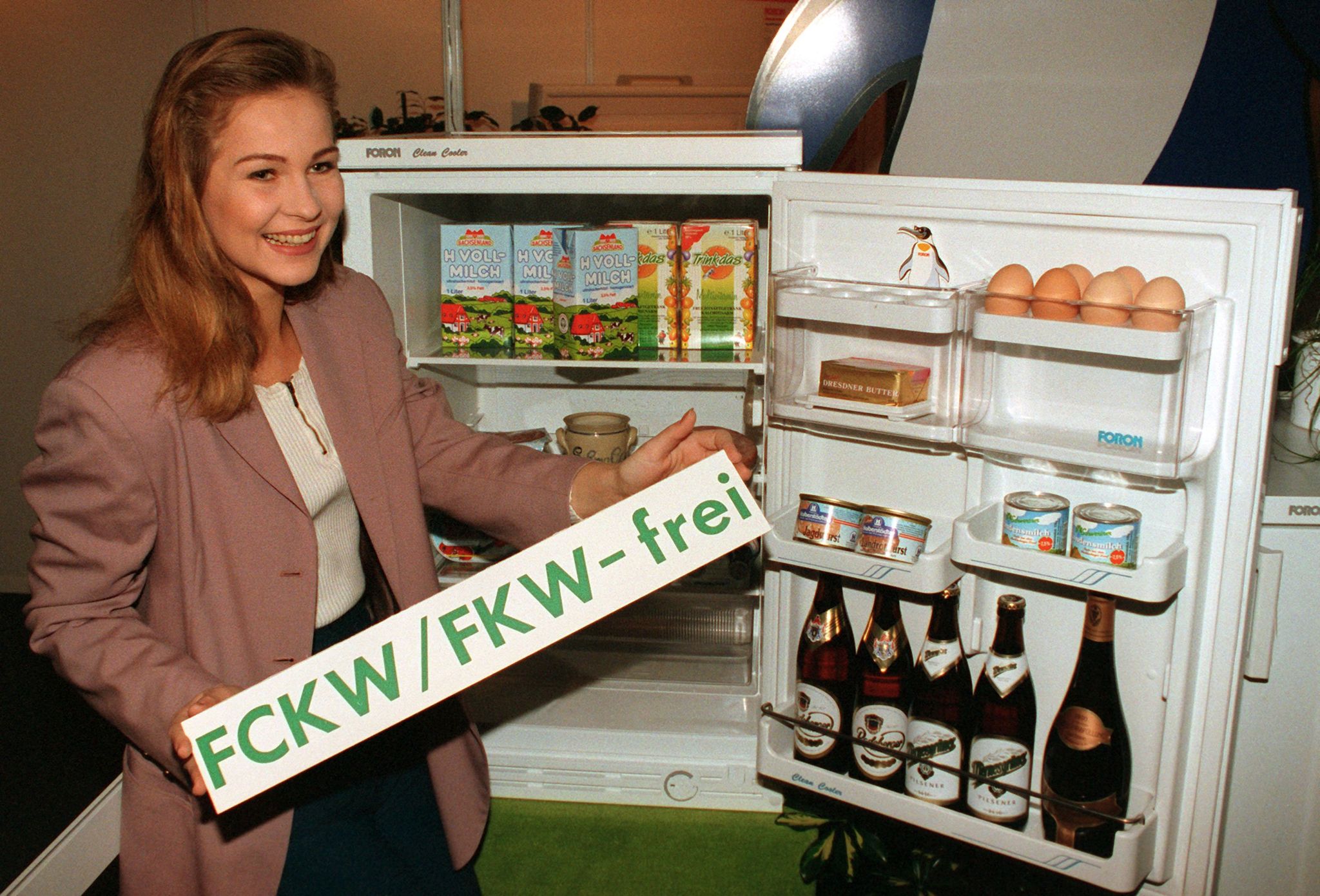 Im Februar 1993 in Köln wurde der erste FCKW/FKW-freie Kühlschrank präsentiert.