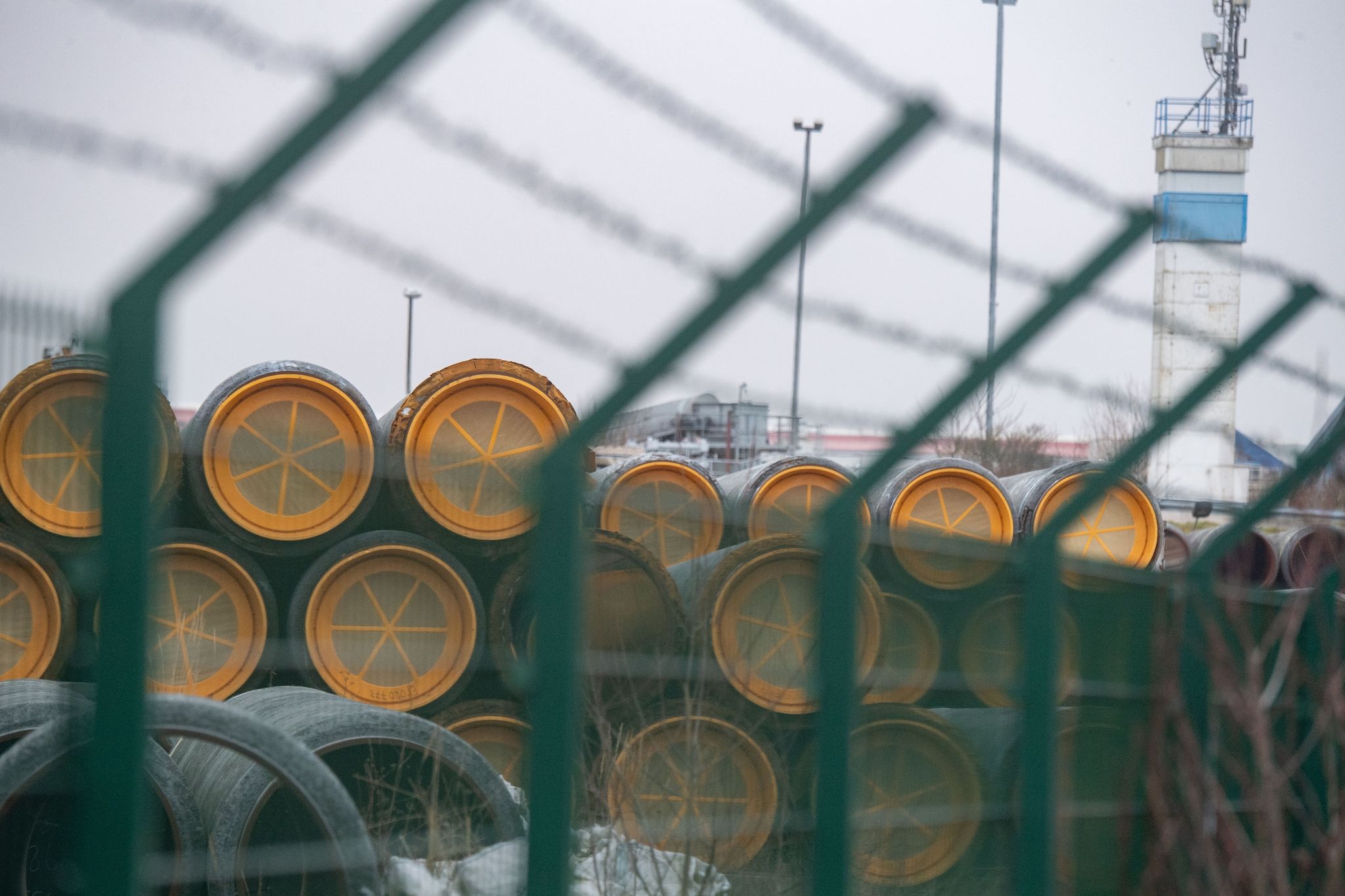 Nicht verbaute Rohre für die Ostsee-Gaspipeline Nord Stream 2 im Hafen in der Gemeinde Sassnitz gelagert.