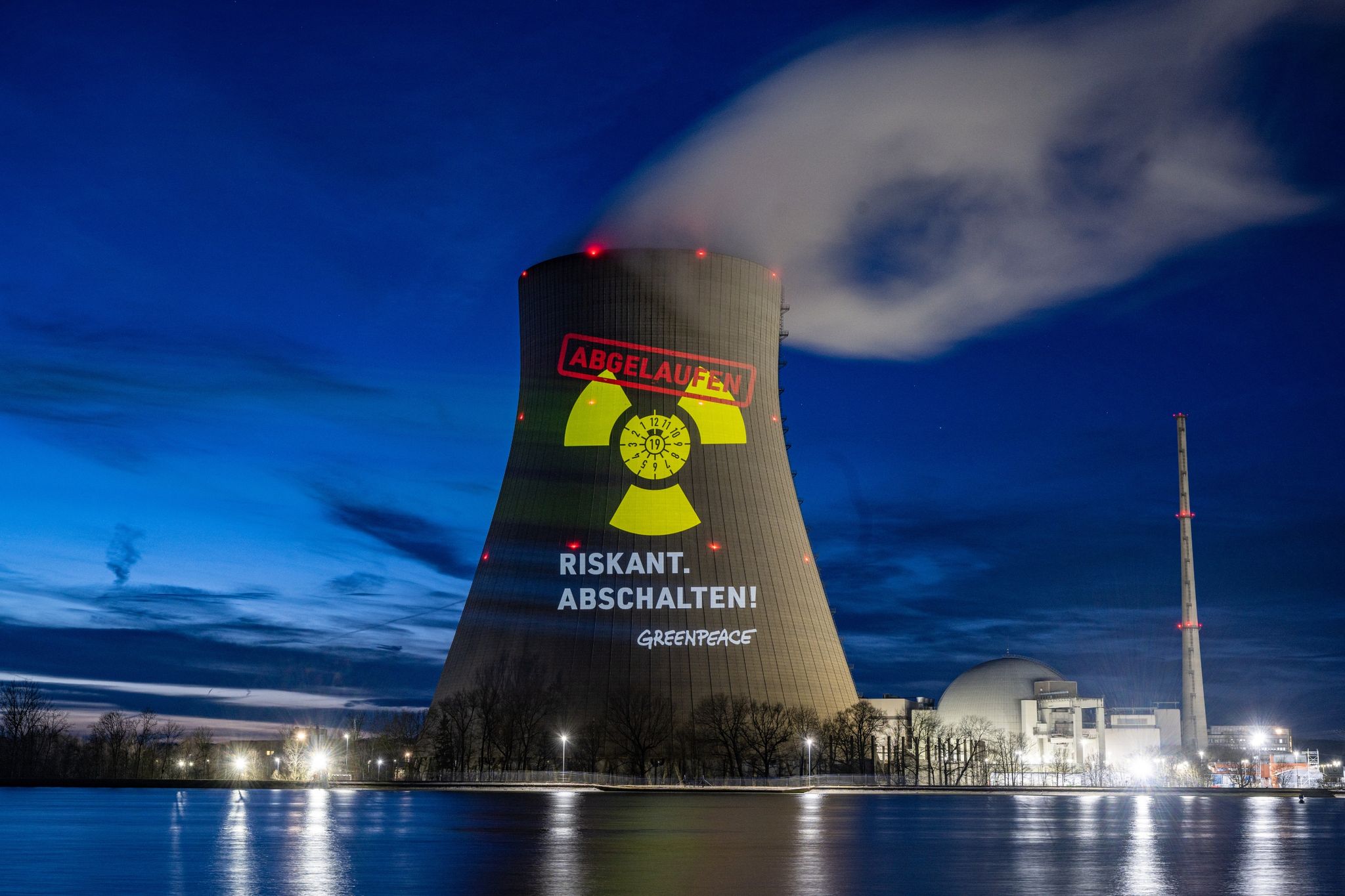 Eine Aktion von Greenpeace am Atomkraftwerk Isar 2 in Bayern.