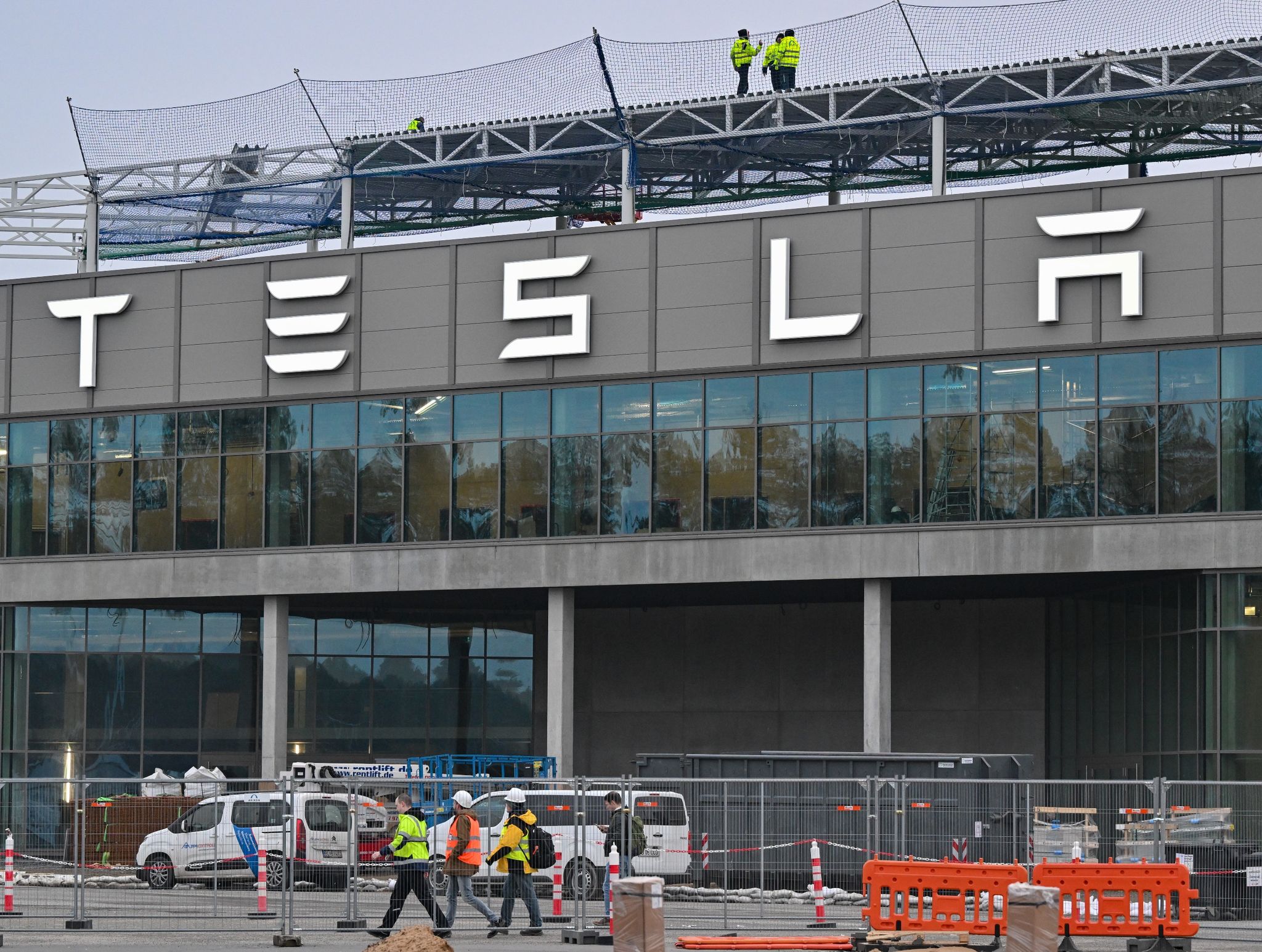 Arbeiter gehen über das Werksgelände der Gigafactory von US-Elektroautobauer Tesla.