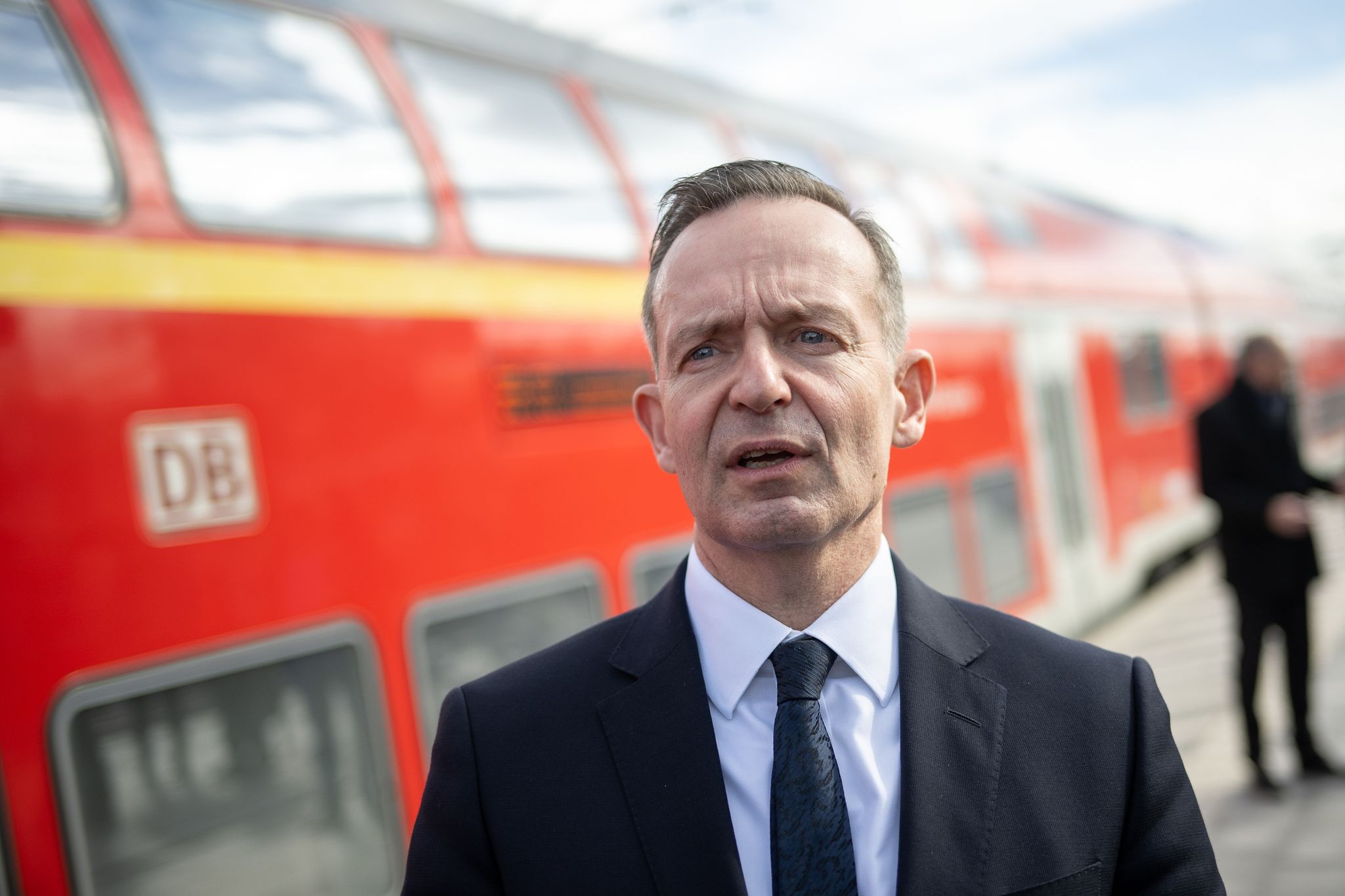 Volker Wissing (FDP), Bundesminister für Verkehr und Digitales, steht neben einem Regional-Express.