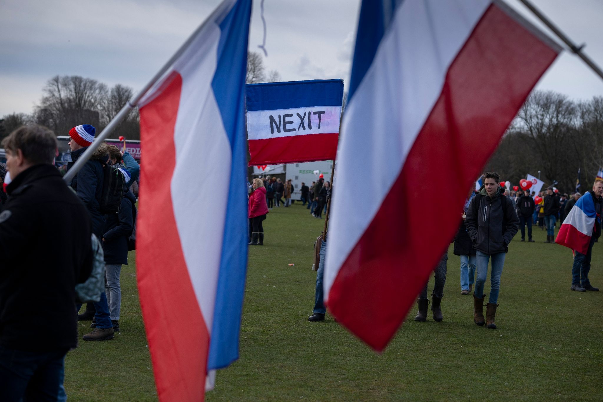 Niederländische Fahnen, die auf dem Kopf stehen und von denen eine die Aufschrift «Nexit» (Austritt der Niederlande aus der EU) trägt, beim Protest der Bauernverbände gegen die Regierung in Den Haag.