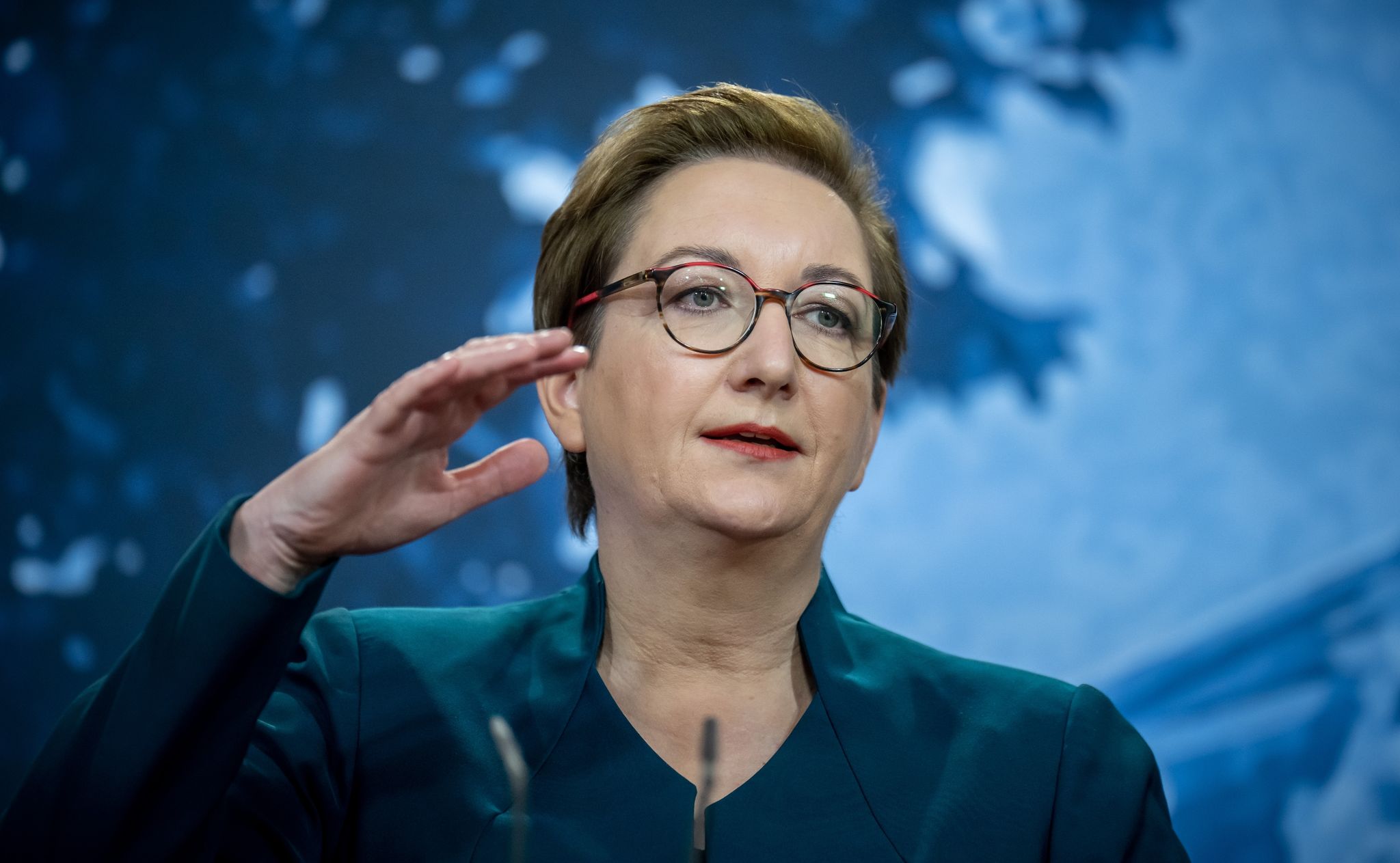 Bundesbauministerin Klara Geywitz (SPD) spricht bei einer Pressekonferenz in Meseberg.