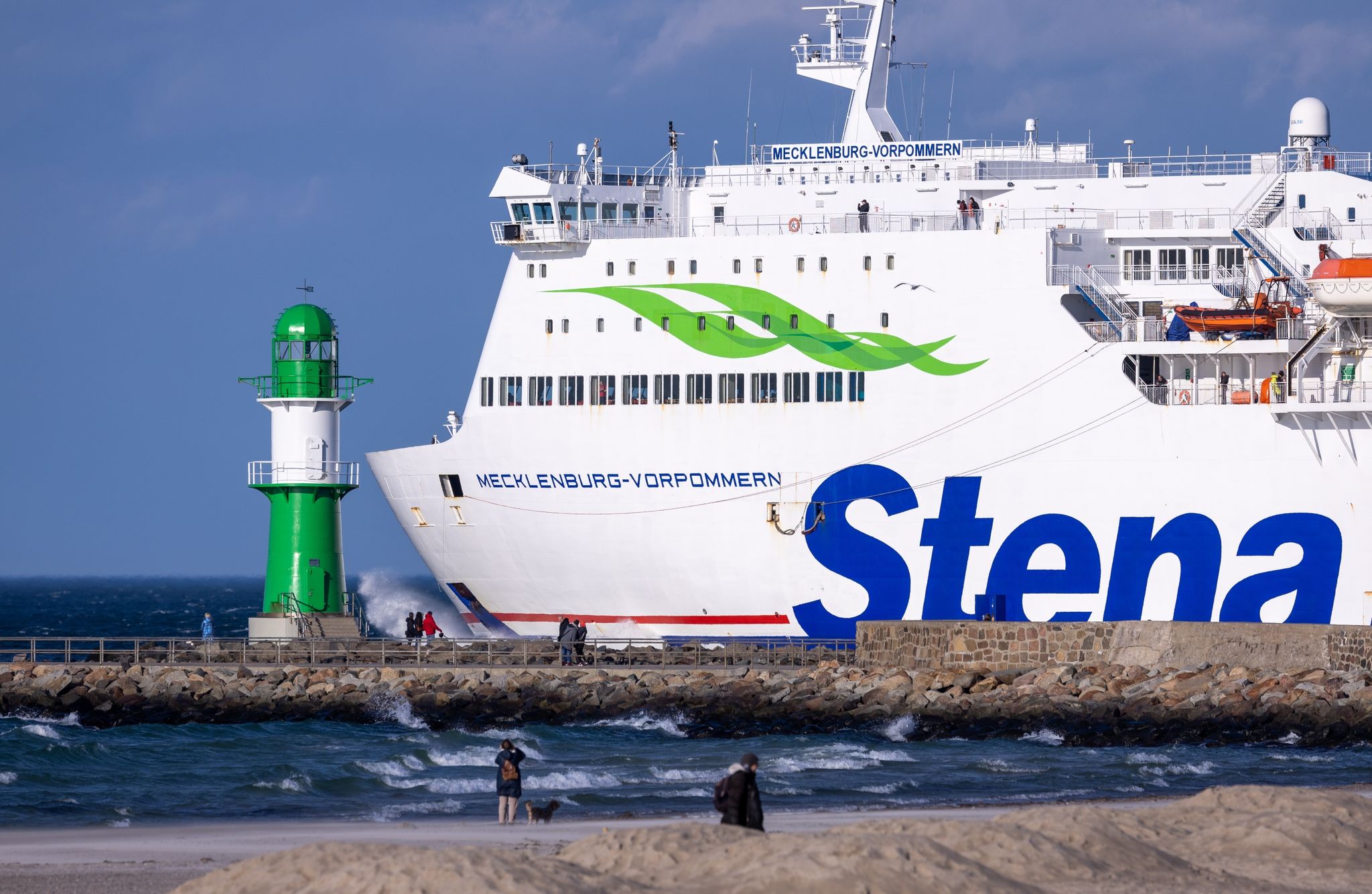 Eine Fähre der Reederei Stena Line verlässt den Rostocker Hafen.