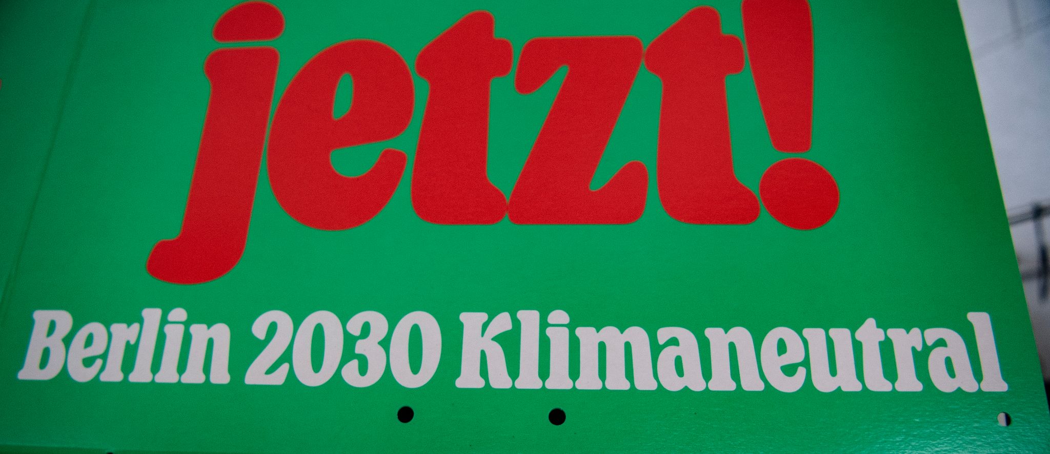 «Berlin 2030 Klimaneutral» steht auf einem Plakat.