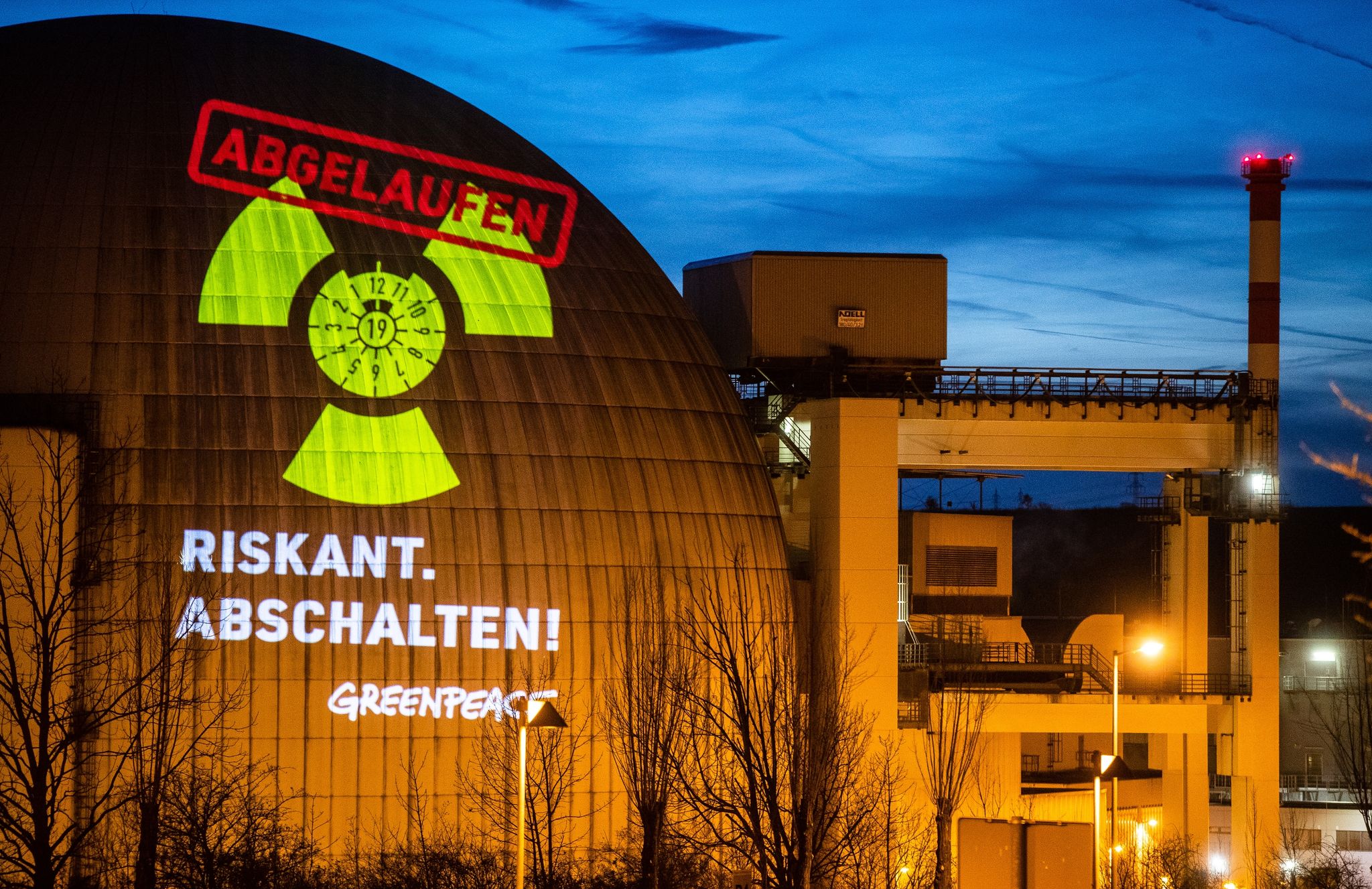 Eine Greenpeace-Aktion am Kernkraftwerk Neckarwestheim. Greenpeace macht mit ihrer Aktion darauf aufmerksam. Die FDP will mit dem Rückbau noch warten.