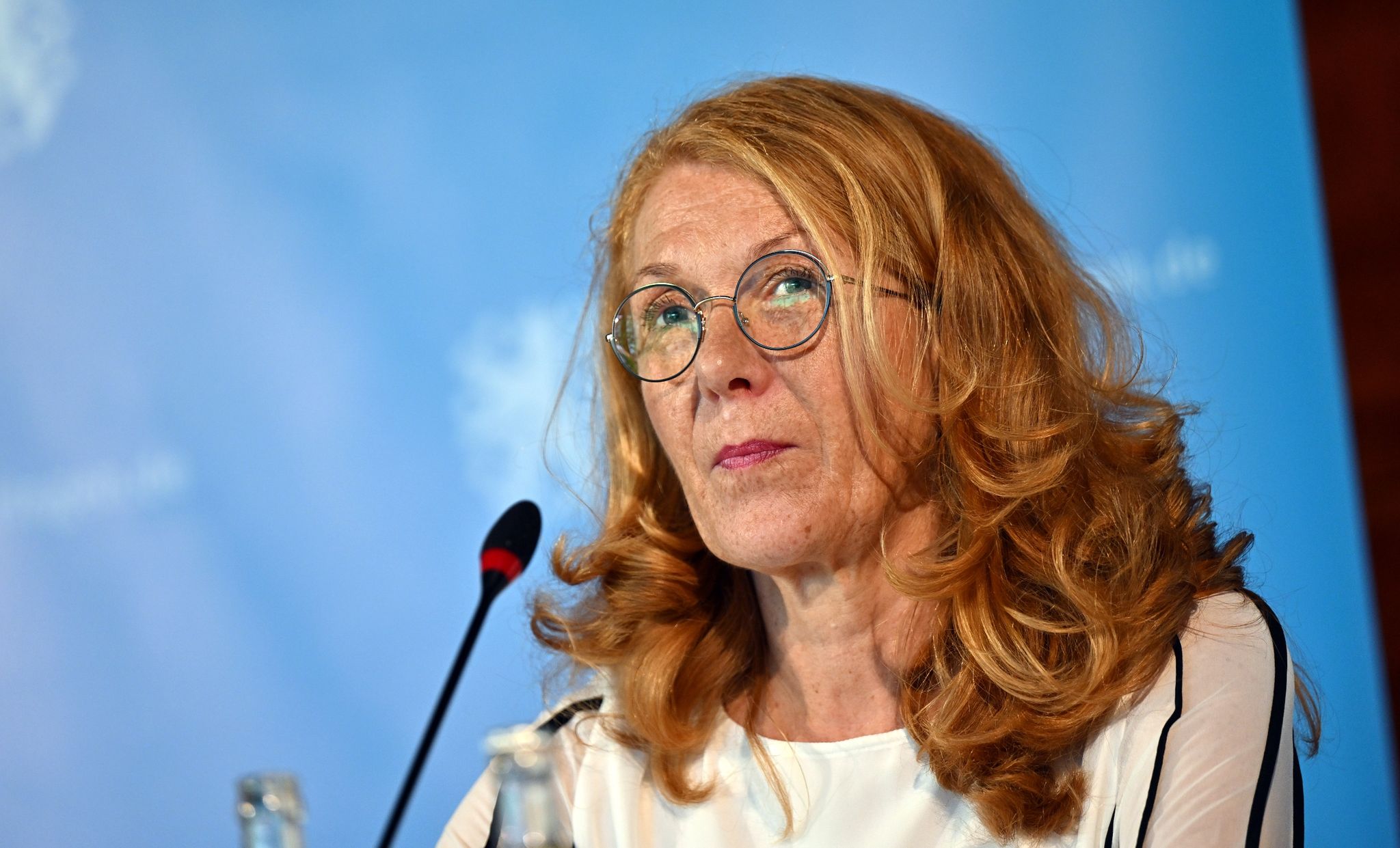 Umweltministerin Petra Berg (SPD) spricht während einer Pressekonferenz.
