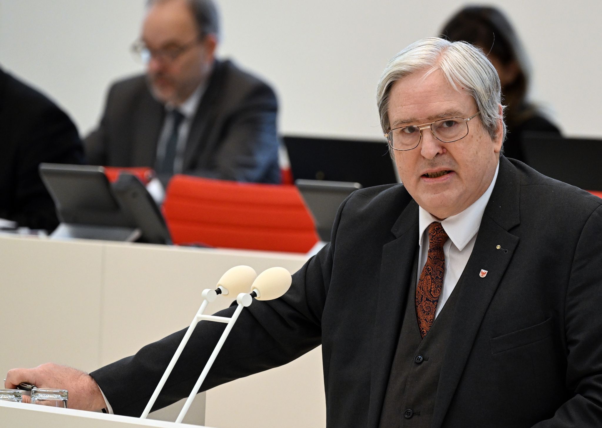 Jörg Steinbach (SPD), Wirtschaftsminister Brandenburgs, spricht im Landtag.