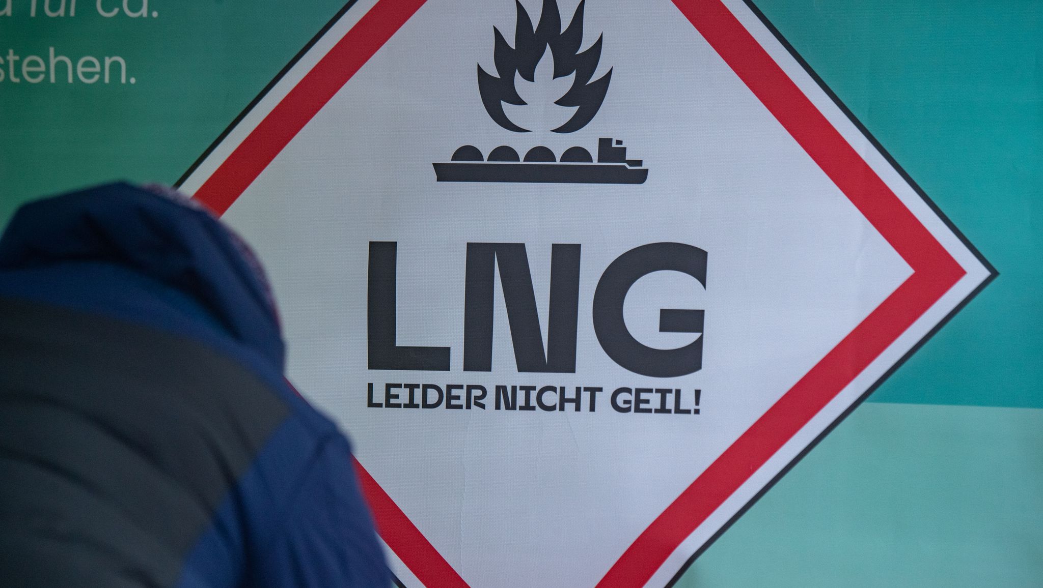 «LNG - Leider nicht geil» steht am Stand des Aktionsbündnis gegen das geplante LNG Flüssigerdgas-Terminal.