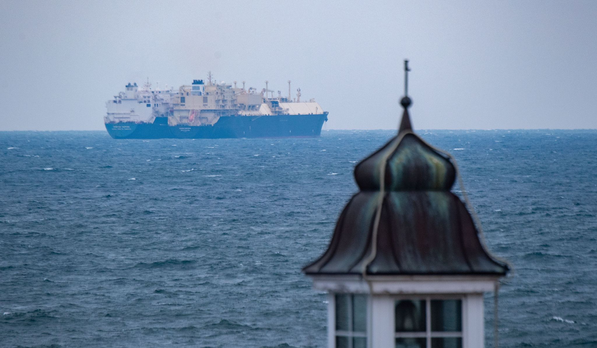 Die LNG Tanker "Seapeak Hispania" liegt vor der Küste der Insel Rügen.