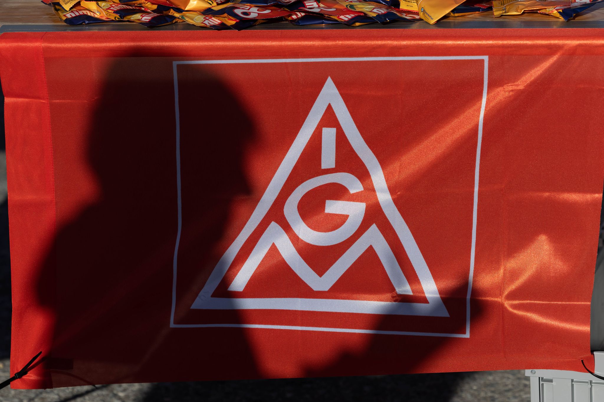 Das Logo der IG Metall auf einem Banner.