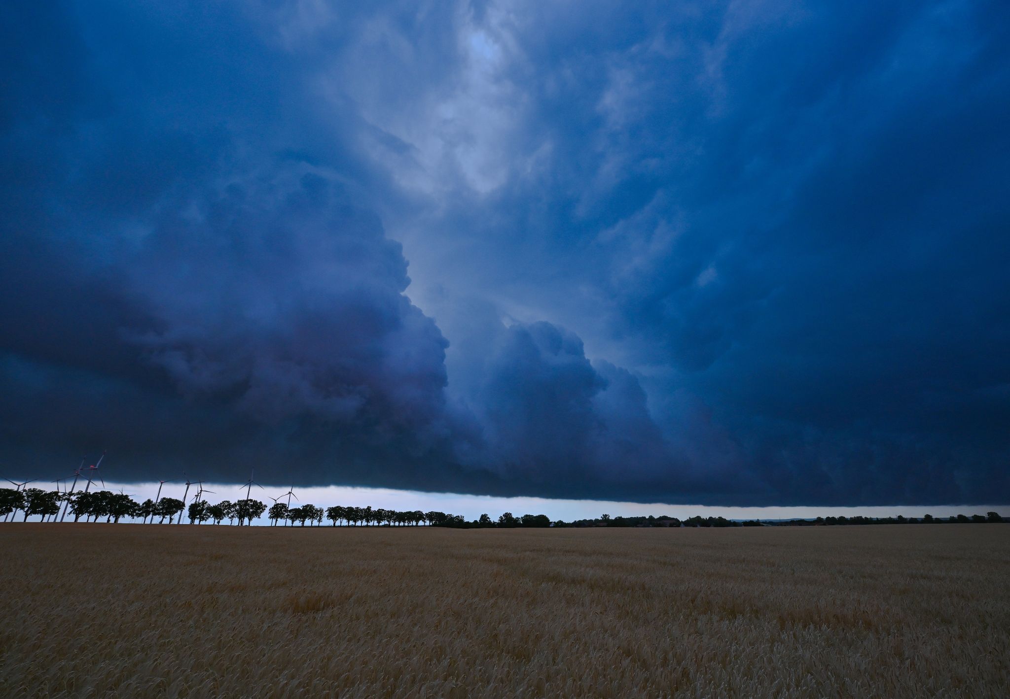 Am späten Abend zieht eine Gewitterzelle mit dunklen Regenwolken über die Landschaft. Der Deutsche Wetterdienst DWD stellte die Klima-Bilanz für das Jahr 2022 vor.