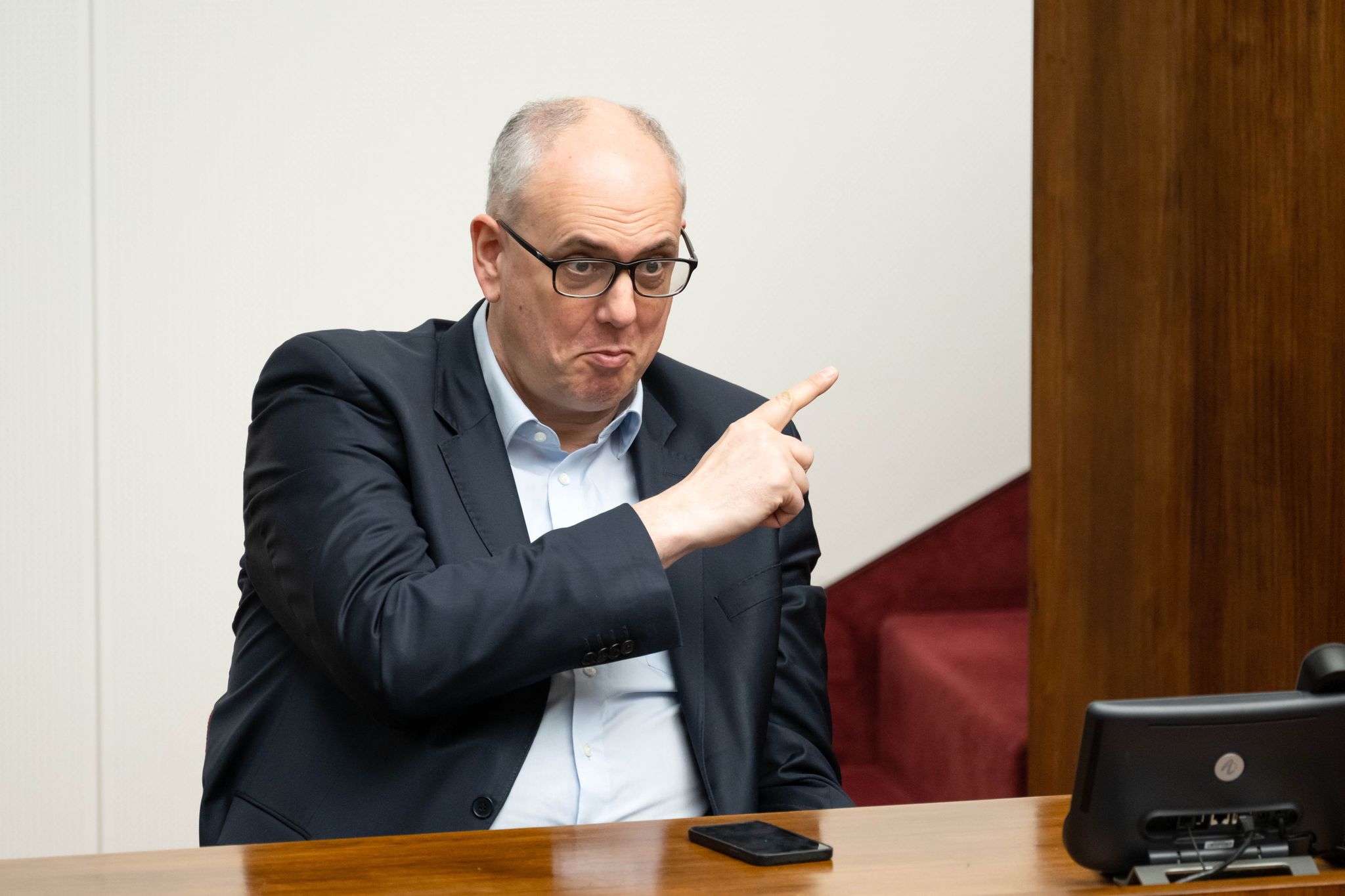 Andreas Bovenschulte, Bürgermeister von Bremen, reagiert auf eine Rede vom FDP-Politiker Schäck bei einer Sitzung der Bremischen Bürgerschaft.