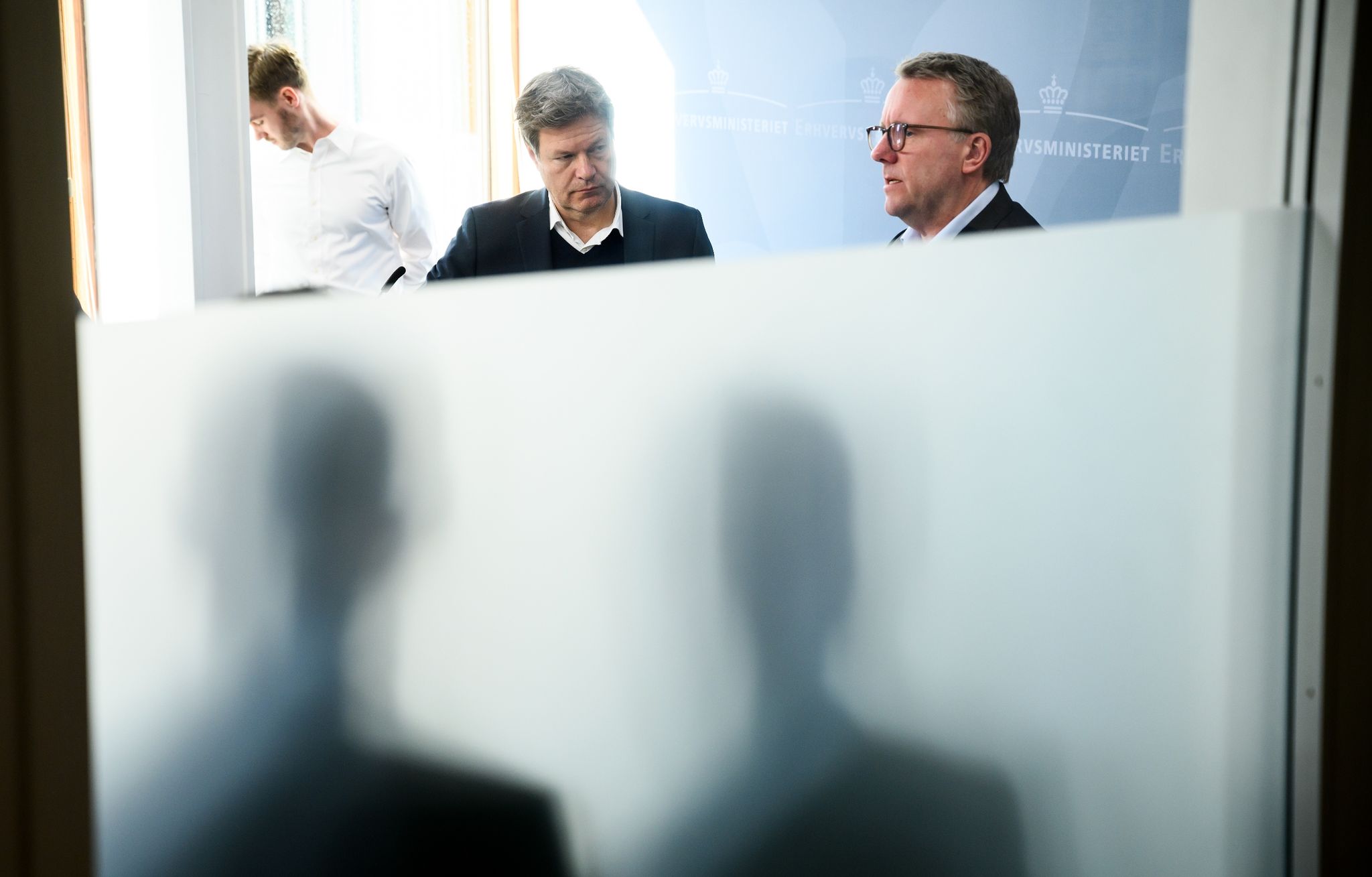 Robert Habeck (l, Bündnis 90/Die Grünen), Bundeswirtschaftsminister, und Morten Bødskov, dänischer Minister für Industrie, Unternehmen und finanzielle Angelegenheiten.