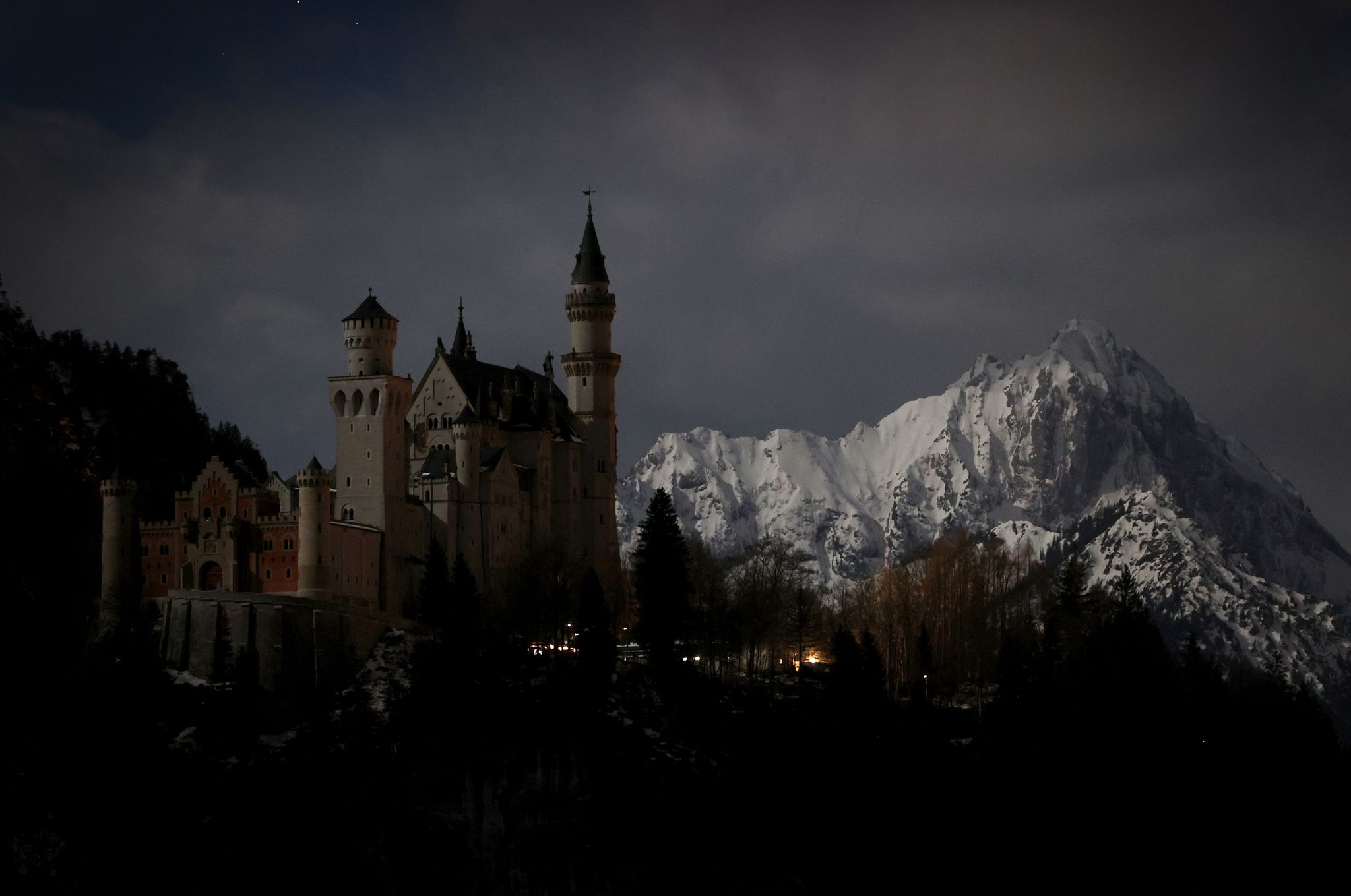 Nur vom Mondlicht erhellt, steht das Schloss Neuschwanstein im Königswinkel.