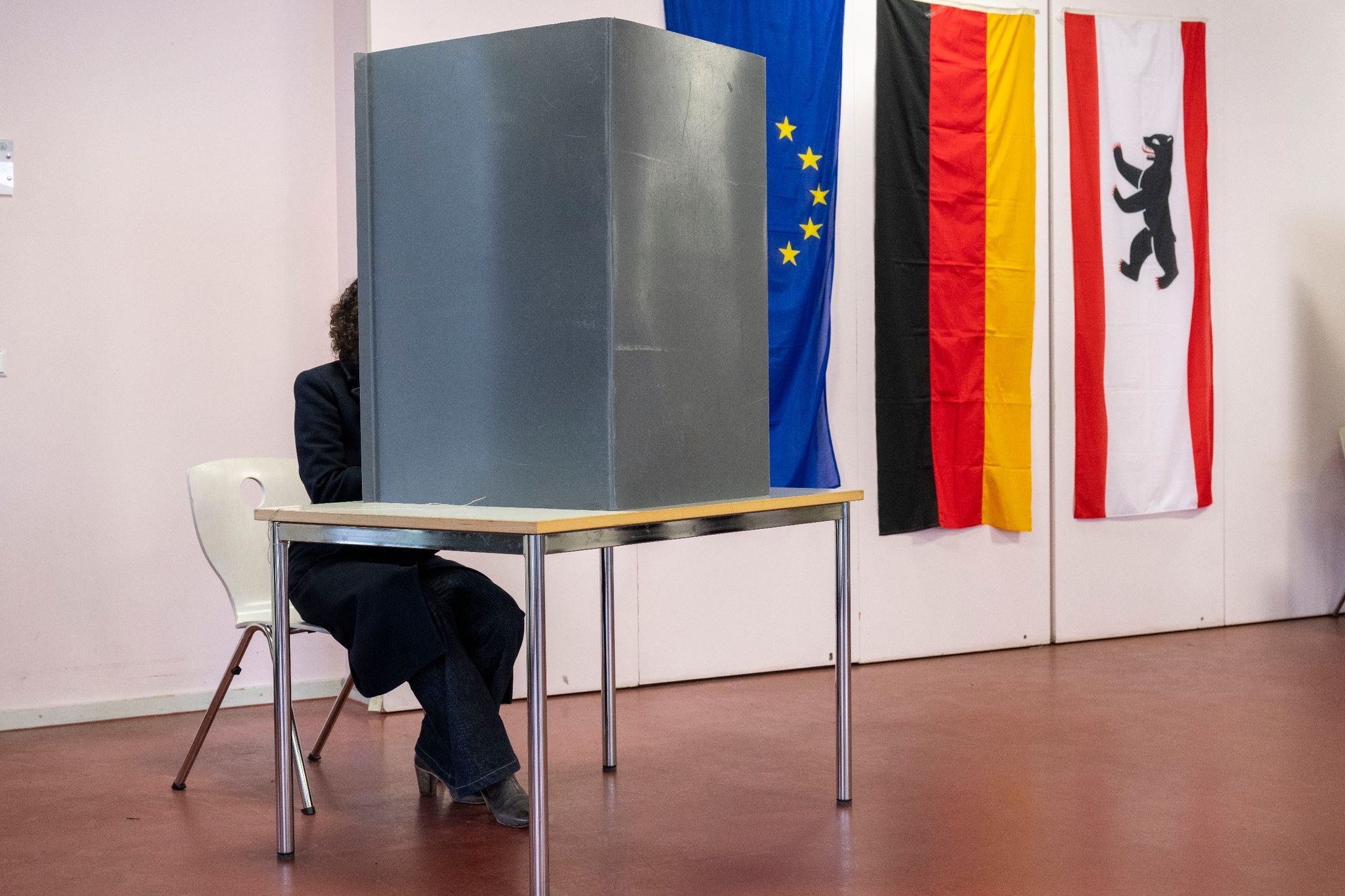 Bettina Jarasch, Spitzenkandidatin von Bündnis 90/Die Grünen, sitzt bei der Abstimmung über den Volksentscheid „Berlin 2030 Klimaneutral“ in der Wahlkabine.
