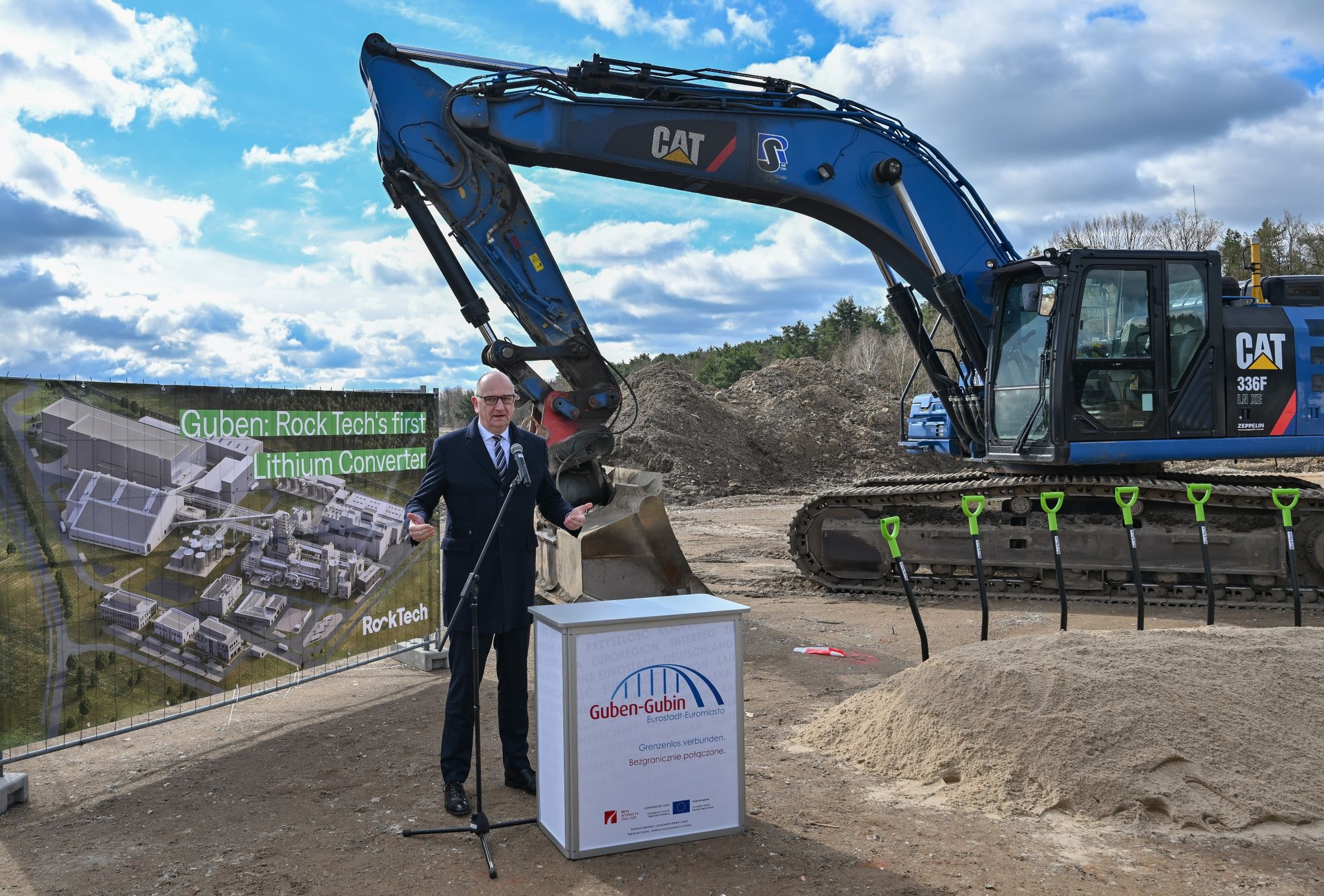 Dietmar Woidke (SPD), Ministerpräsident des Landes Brandenburg, spricht auf dem Baugelände für eine Lithiumfabrik.