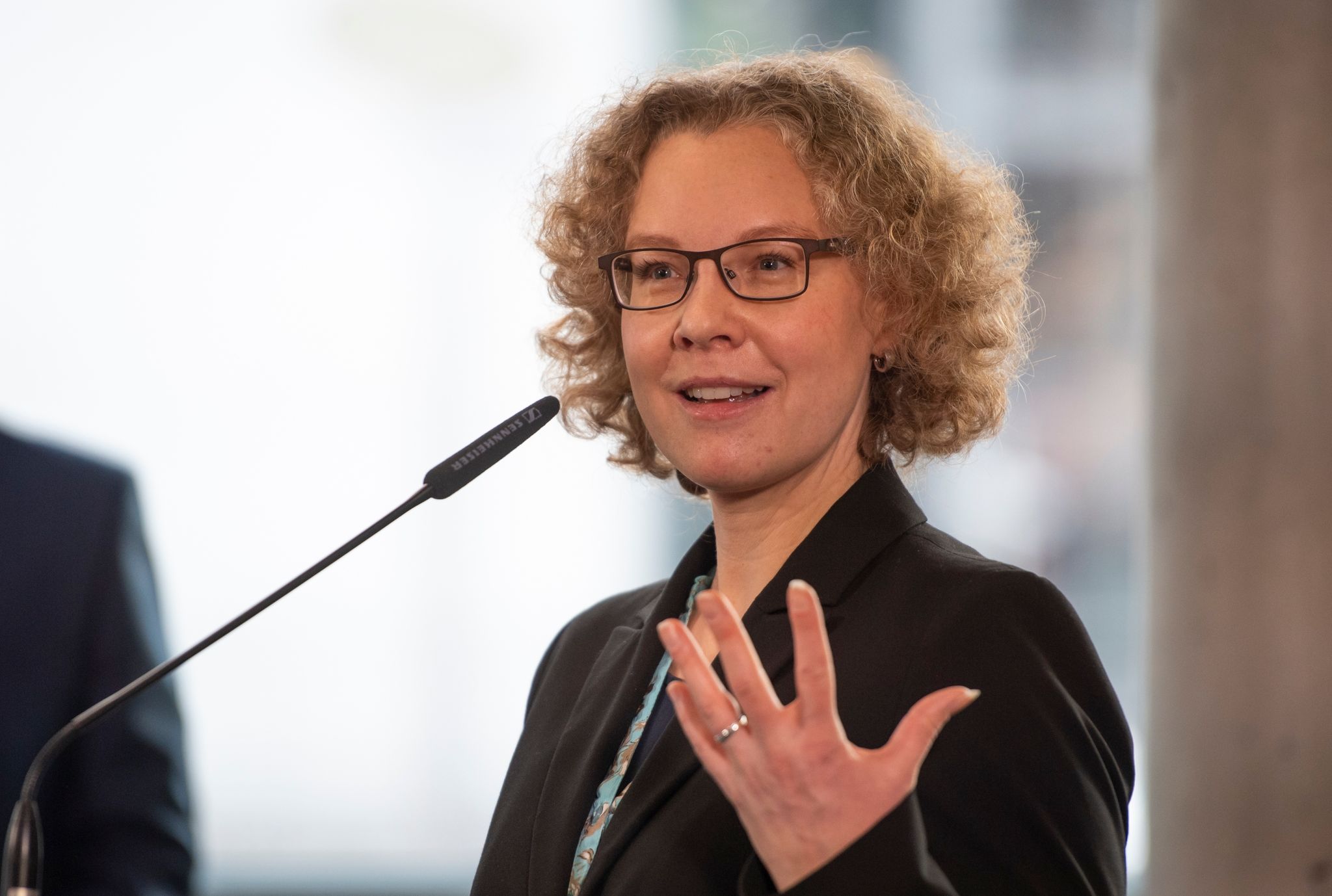 Julia Verlinden (Bündnis 90/Die Grünen), Mitglied des Deutschen Bundestages, bei einer Pressekonferenz. Die Grünen wollen nach dem Kompromiss im Verbrenner-Streit in der Steuerpolitik andere Schwerpunkte setzen als FDP-Bundesfinanzminister Lindner.