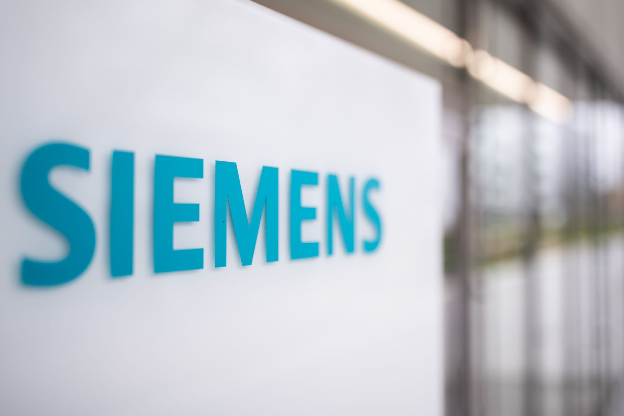Das Schriftzug-Logo «Siemens» steht auf einer Stele,