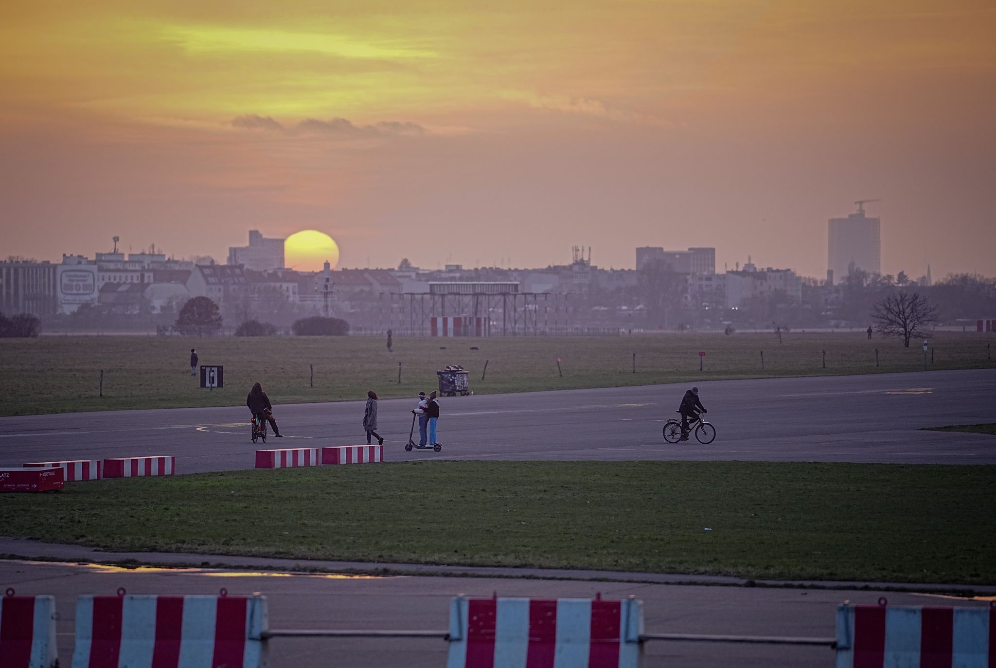 Die Sonne geht hinter dem Tempelhofer Feld unter.