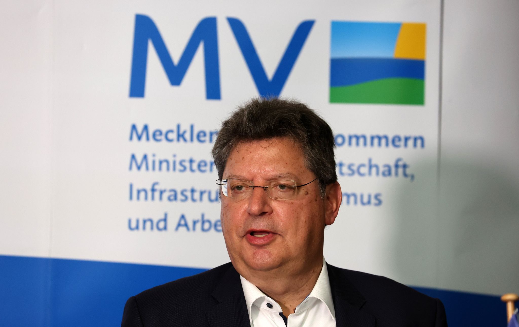 Reinhard Meyer (SPD), Wirtschaftsminister von Mecklenburg-Vorpommern, spricht.