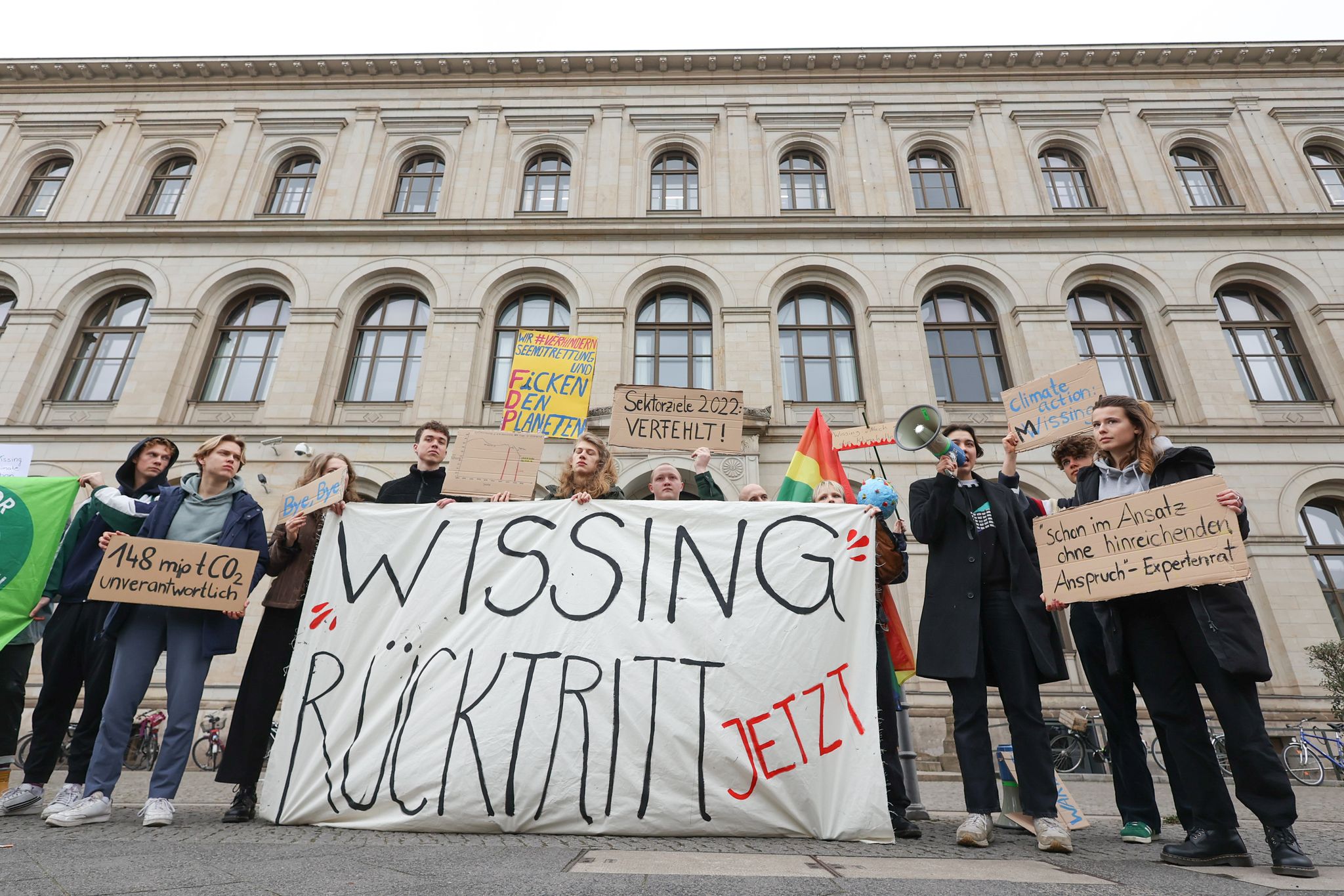 Aktivisten von "Fridays for future" mit Luisa Neubauer (r) fordern vor dem Bundesverkehrsministerium den Rücktritt von Bundesverkehrsminister Wissing (FDP).