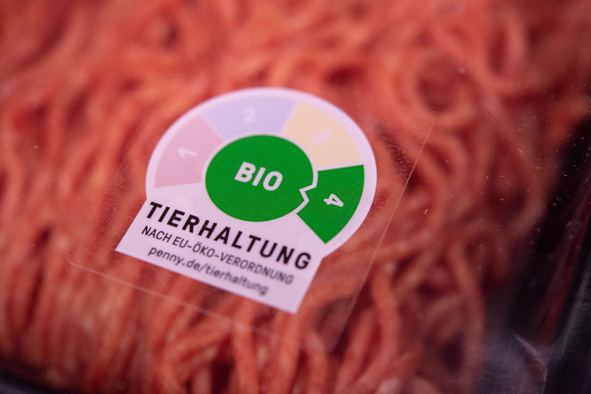 Rinderhackfleisch mit einer Haltungskennzeichnung der Stufe «Bio» im Supermarkt eines Lebensmitteldiscounter.