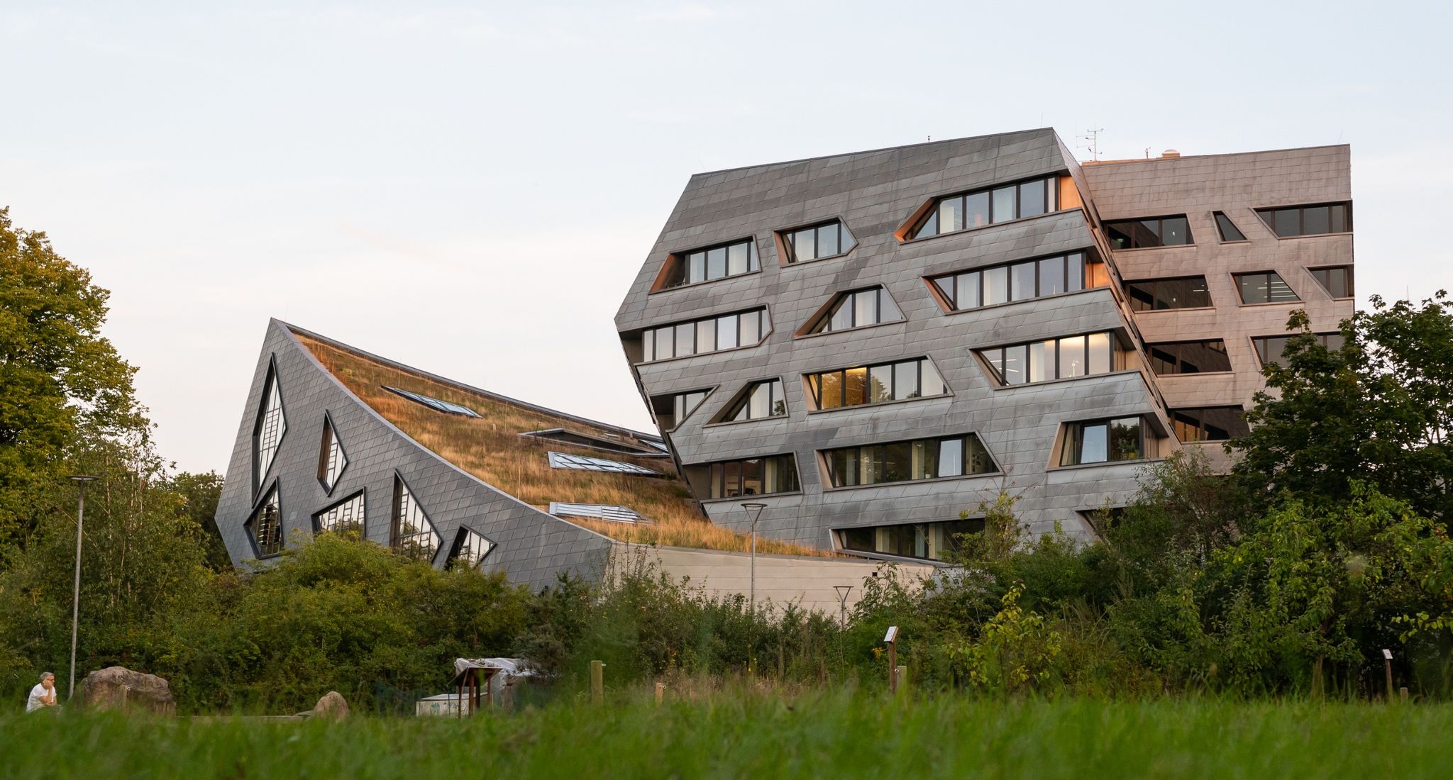 Die Uni Lüneburg: Ein Klimaaktivist hatte die Fassade des Gebäudes im Sommer 2021 beschmiert.