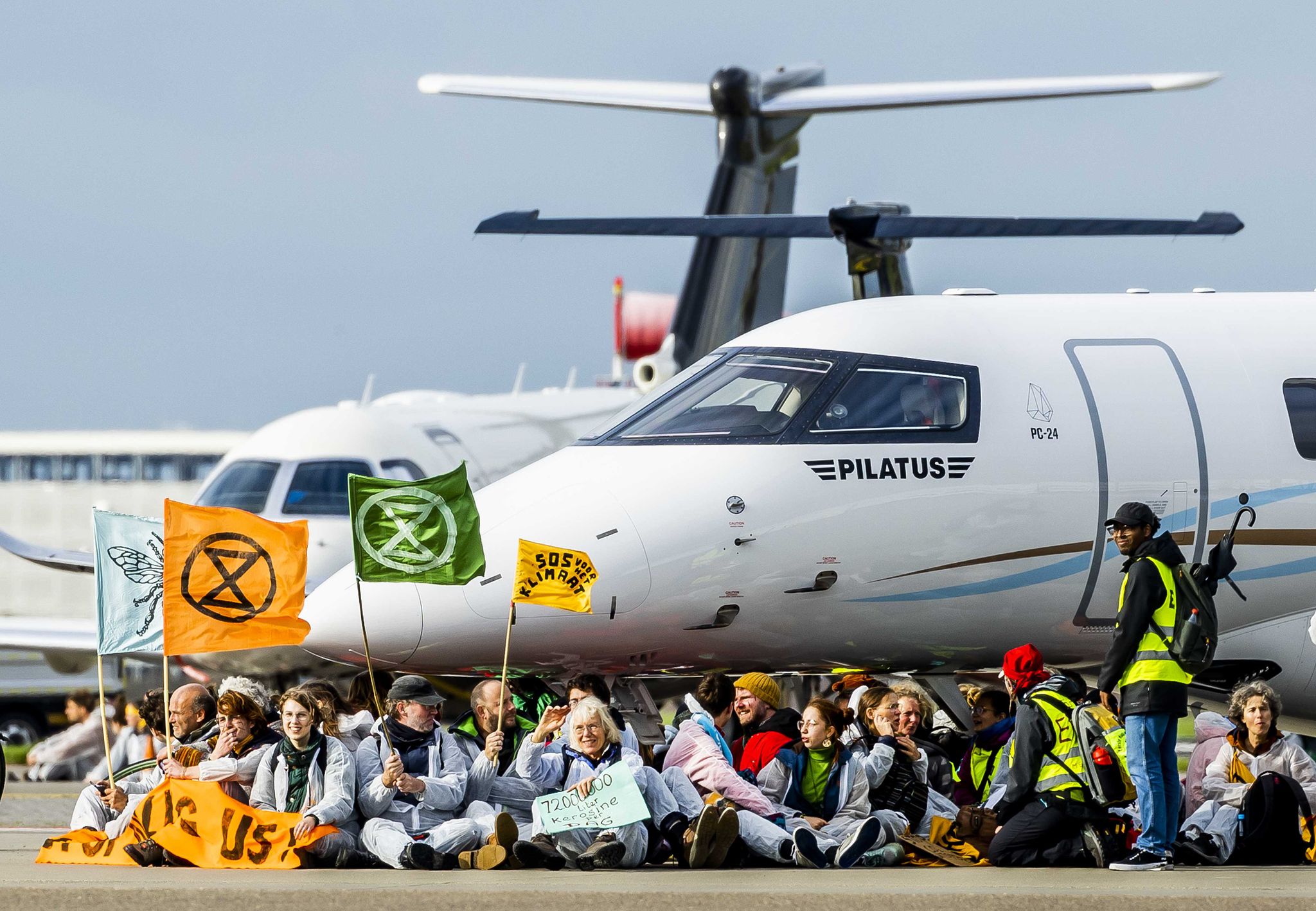 Im November 2022 hatten Umweltaktivisten Privatjets auf dem Flughafen Schiphol blockiert.