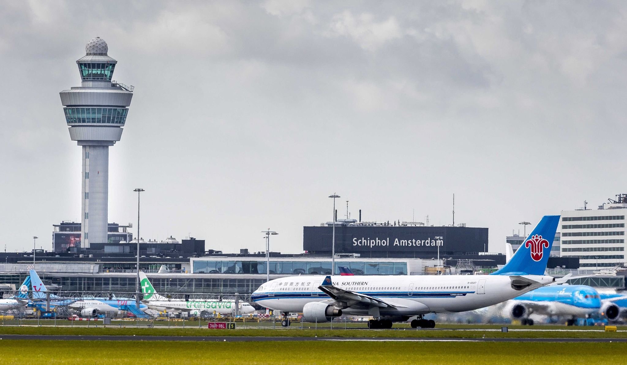 Blick auf den Kontrollturms am Flughafen Schiphol.
