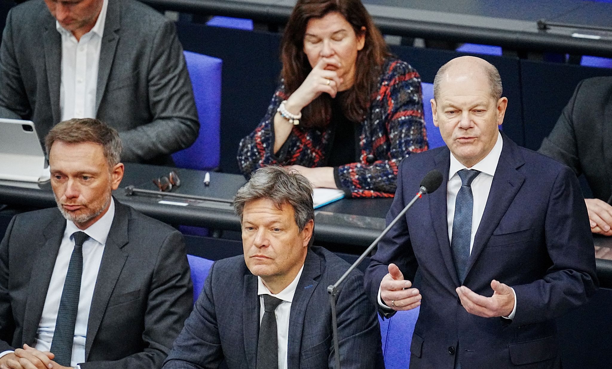 Vizekanzler Lindner (vorne v. l.), Vizekanzler Habeck und Bundeskanzler Scholz auf der Regierungsbank im Bundestag.