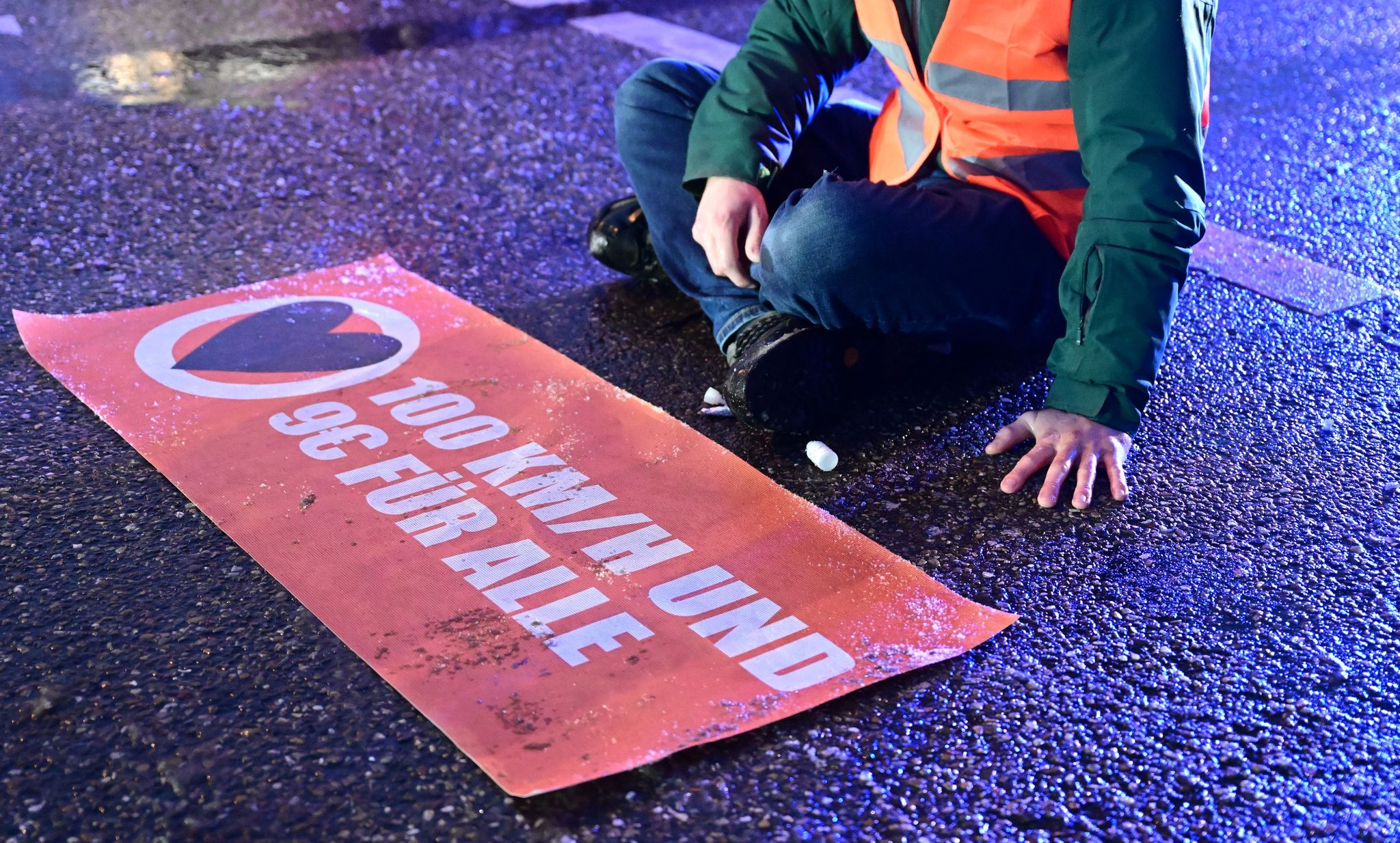 Ein Aktivist hat sich mit einer Hand auf einer Straße festgeklebt. Aktivisten der "Letzten Generation" blockierten in Ludwigsburg im Berufsverkehr eine Durchgangsstraße.