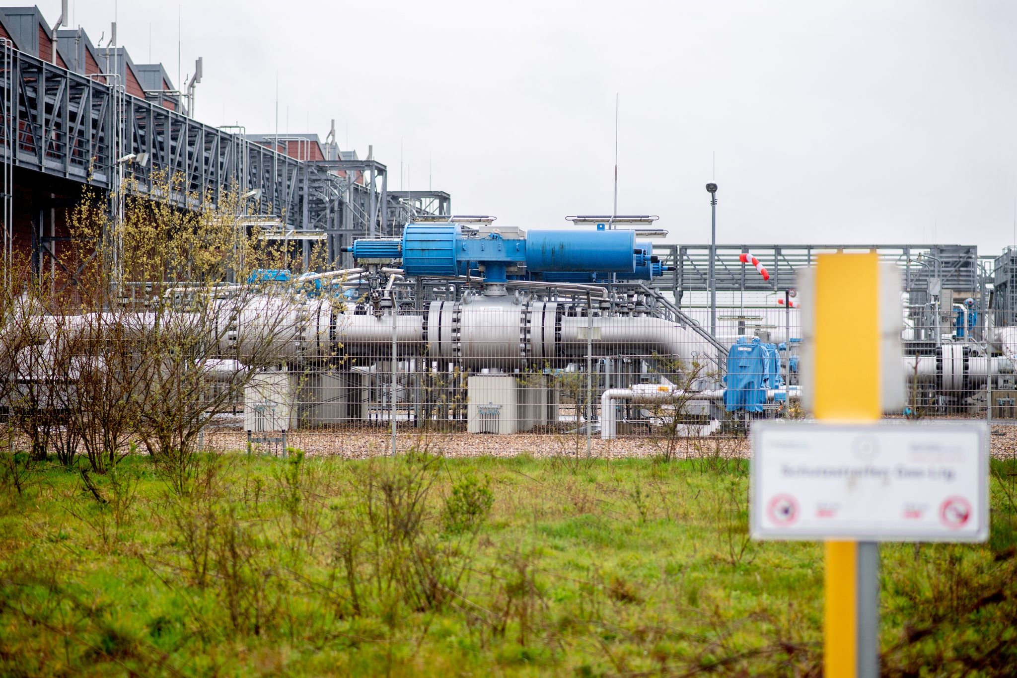 Technische Anlagen, die für die Einlagerung von Erdgas in Kavernen genutzt werden, stehen auf dem Gelände der Speicherstation Etzel ESE.