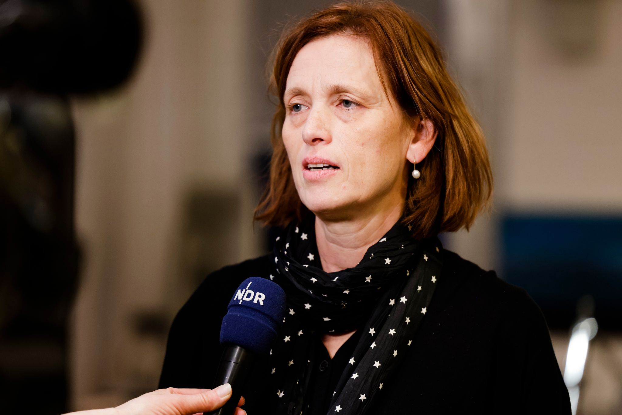 Schleswig-Holsteins Kulturministerin Karin Prien (CDU) spricht während eines Interviews.