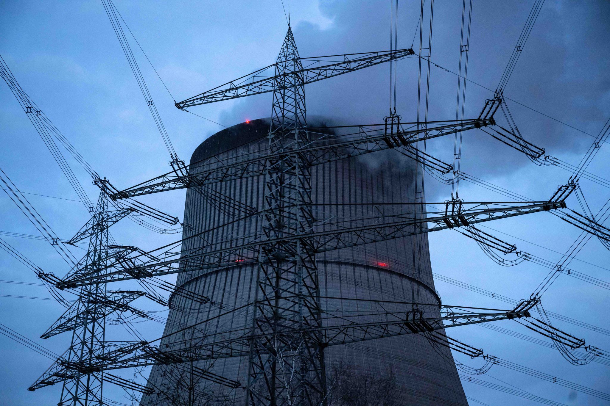 Strommasten vor dem Kernkraftwerk Emsland.