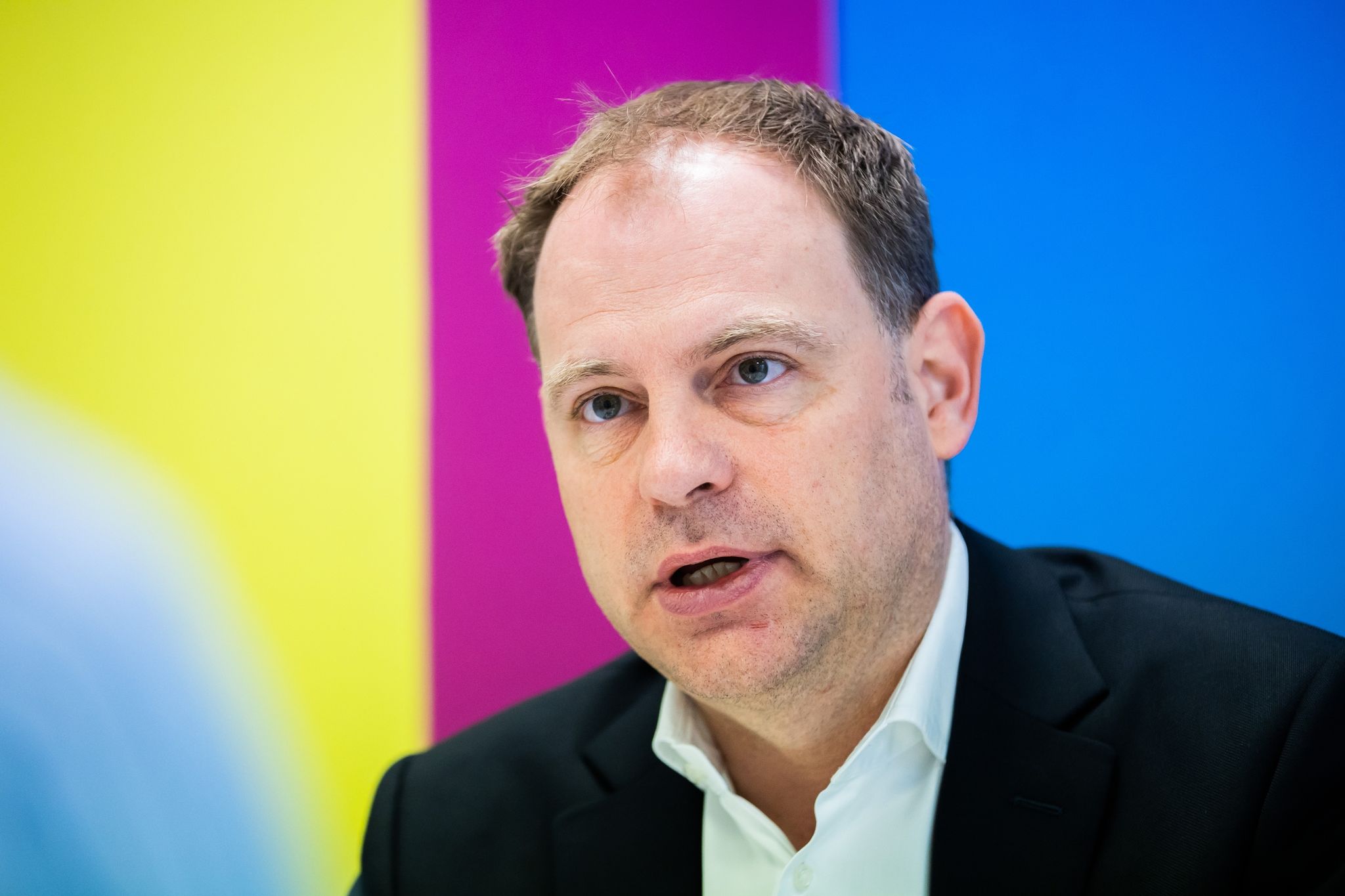 Christoph Meyer, Landesvorsitzender der FDP-Berlin, spricht bei einem Interviewtermin in der Landesgeschäftsstelle mit der Deutschen Presse-Agentur.