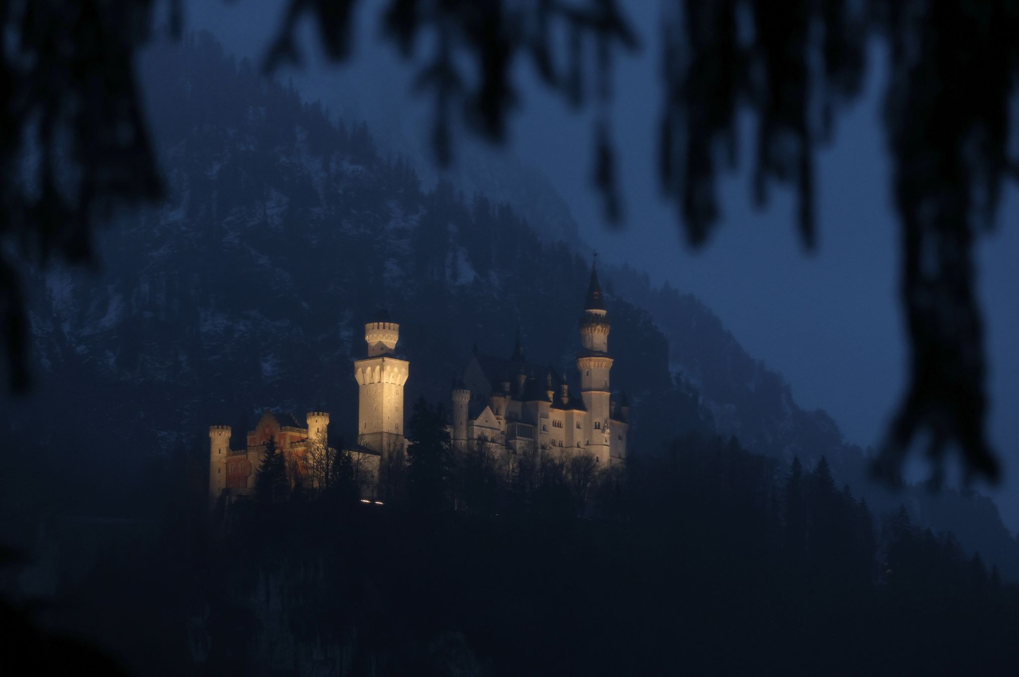 Von Scheinwerfern angestrahlt steht das Schloss Neuschwanstein im Königswinkel.