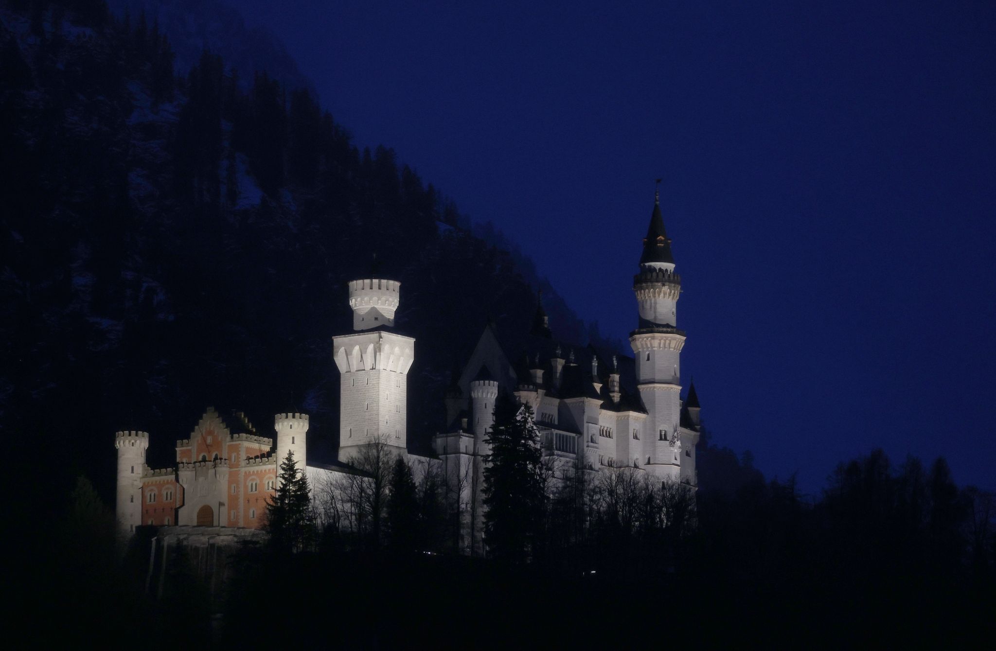 Von Scheinwerfern wieder angestrahlt steht das Schloss Neuschwanstein im Königswinkel.