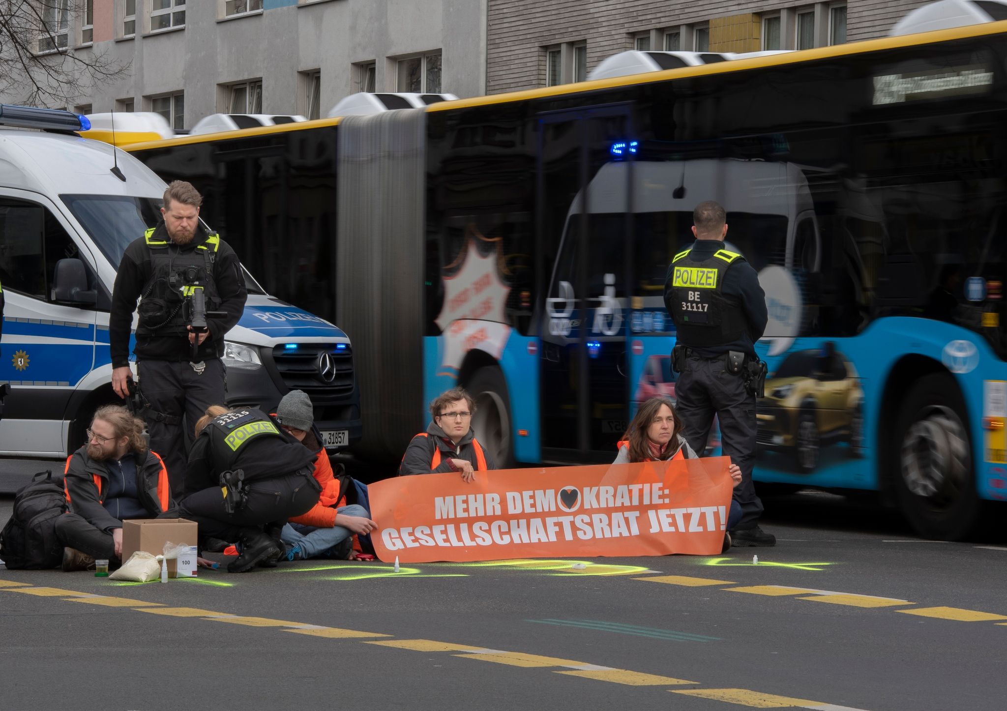 Aktivisten der Gruppe "Letzte Generation" haben sich auf der Neuen Kantstraße auf einer Kreuzung festgeklebt.