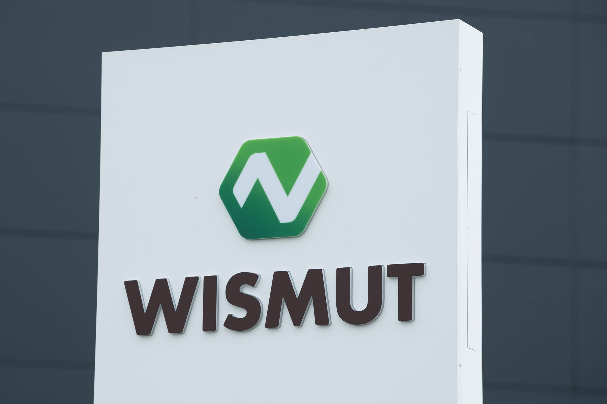 Ein Schild mit dem Logo der Wismut GmbH.