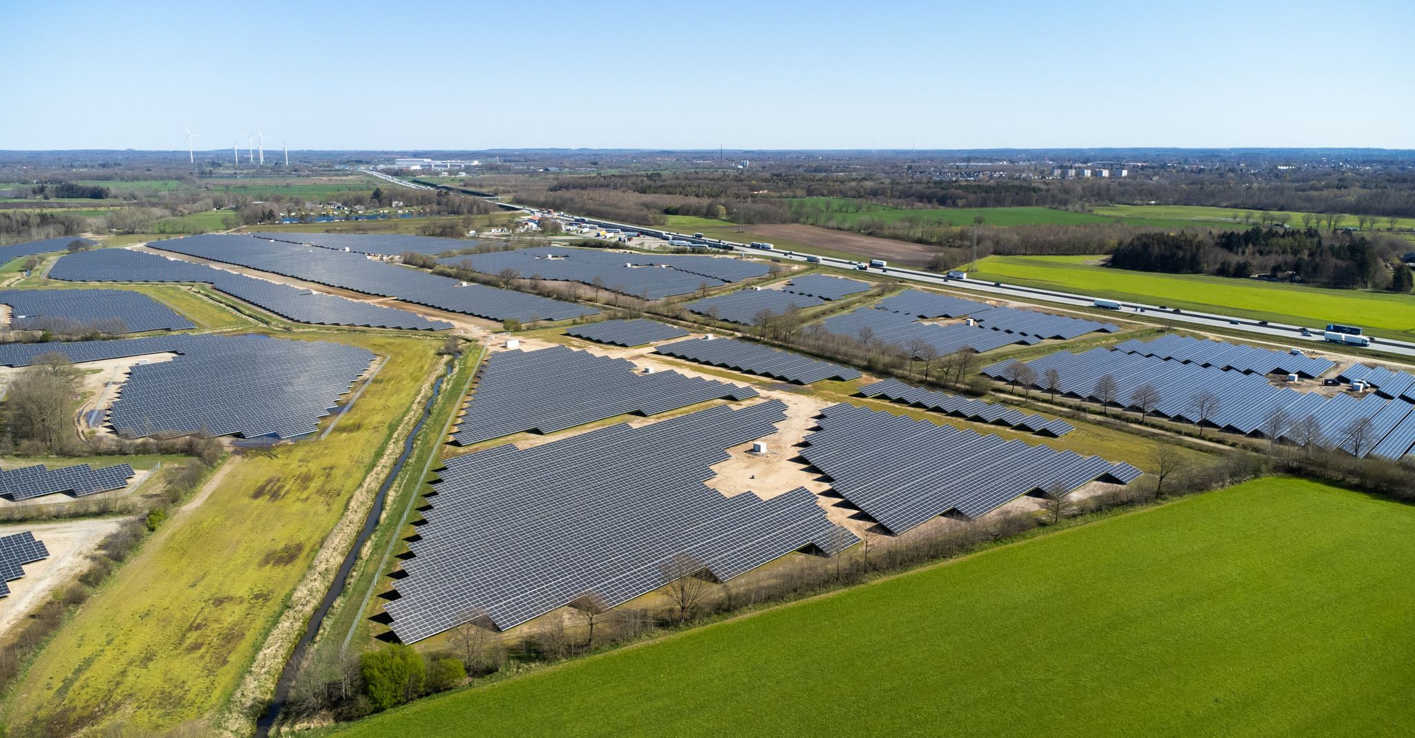 Eine neue Solaranlage steht neben Feldern und der Autobahn bei Neumünster.