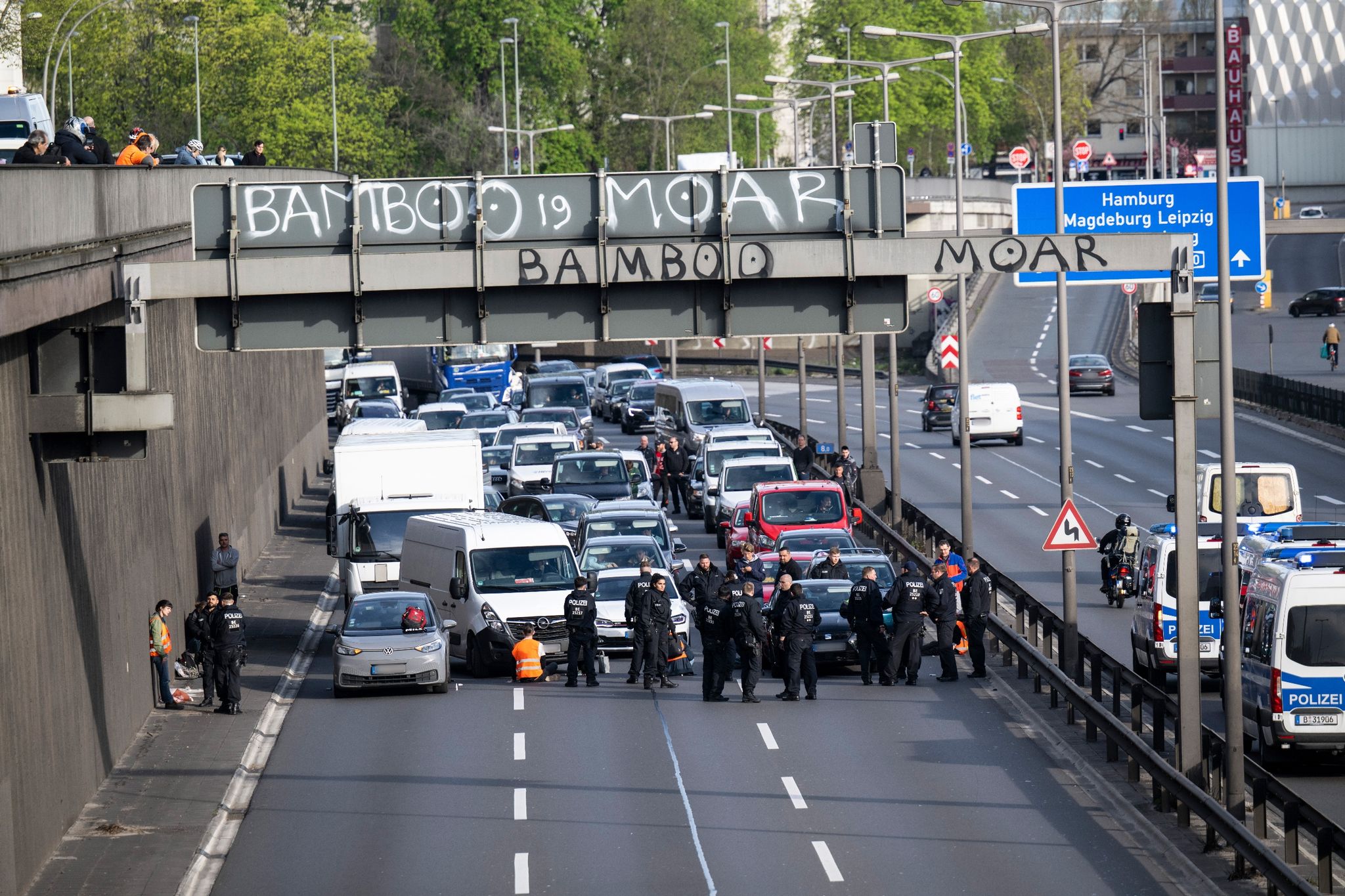 Aktivisten der Gruppierung Letzte Generation blockieren die Stadtautobahn in Berlin. Die Polizei spricht am Morgen von rund 30 Aktionen im Stadtgebiet.