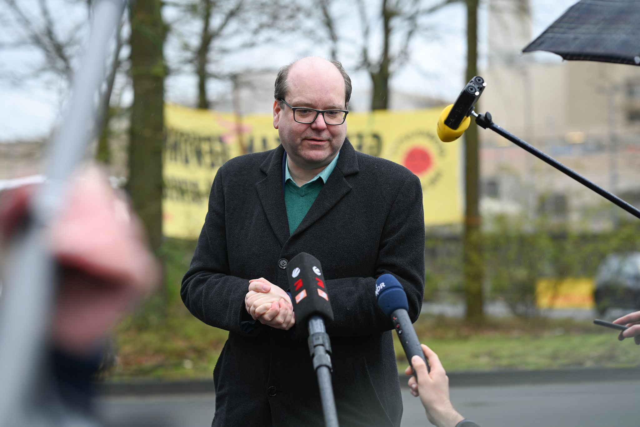 Christian Meyer, Niedersachsens Umwelt- und Energieminister spricht vorm AKW-Emsland mit der Presse.