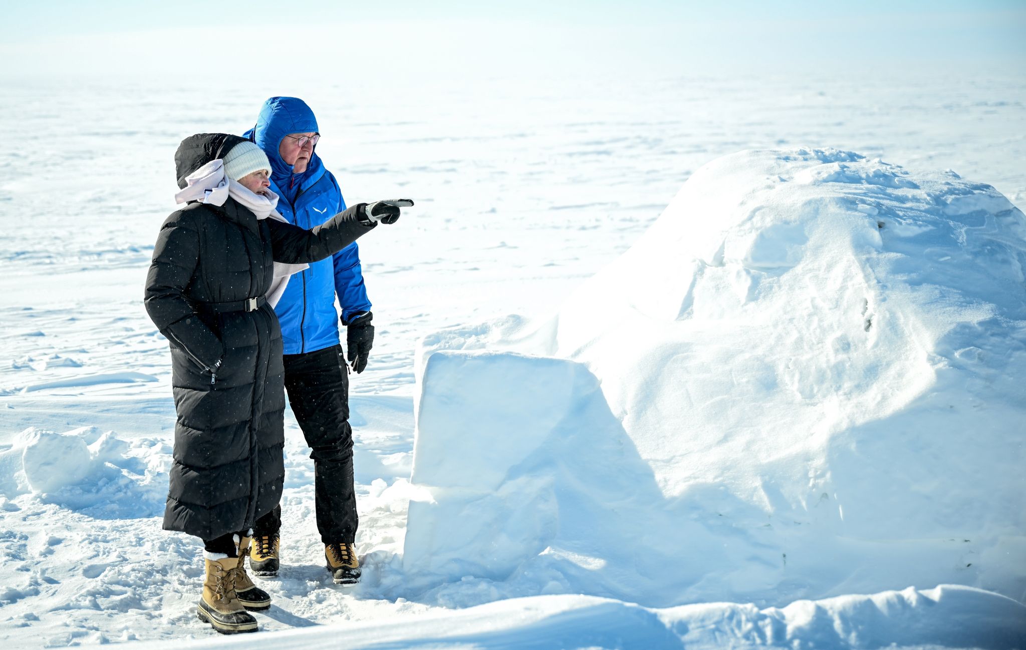 Bundespräsident Frank-Walter Steinmeier und seine Frau Elke Büdenbender sehen sich in der Arktis in Tuktoyaktuk ein Iglu an.